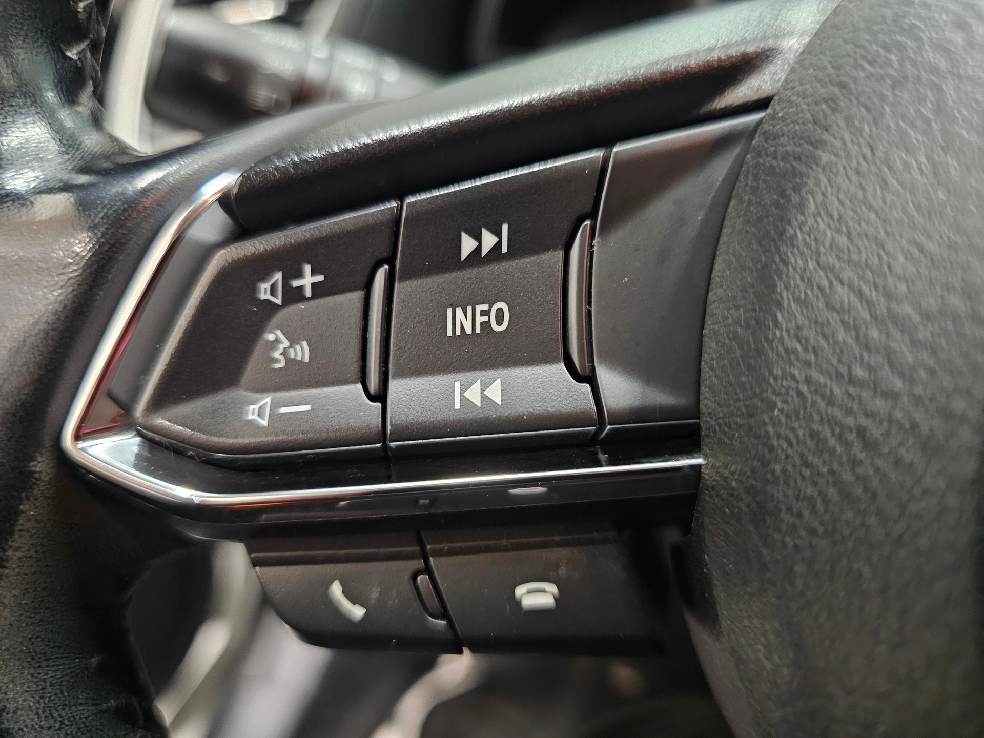 MAZDA 3 SKYACTIV-G 100 Ambition Plus-image-13