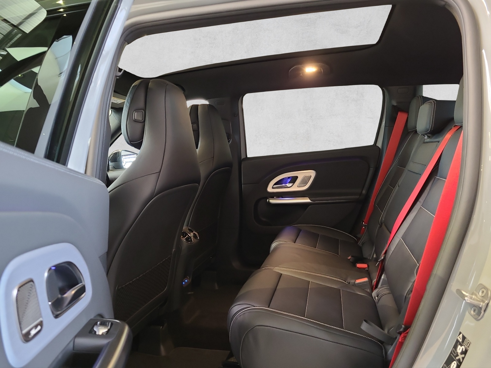 MERCEDES-BENZ GLB 220 4matic-showroom-element-2