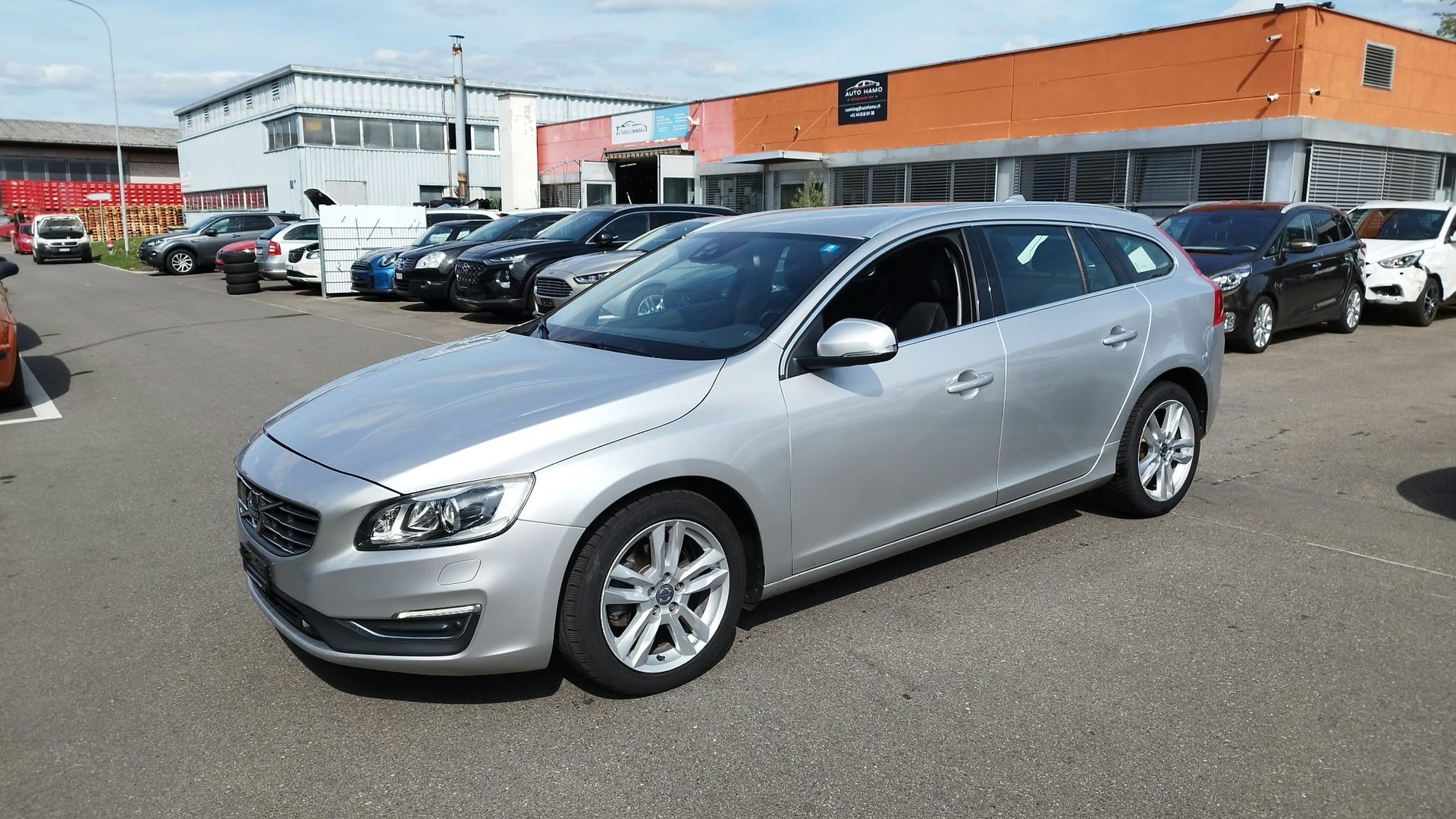 VOLVO V60 D4 Momentum-image-0
