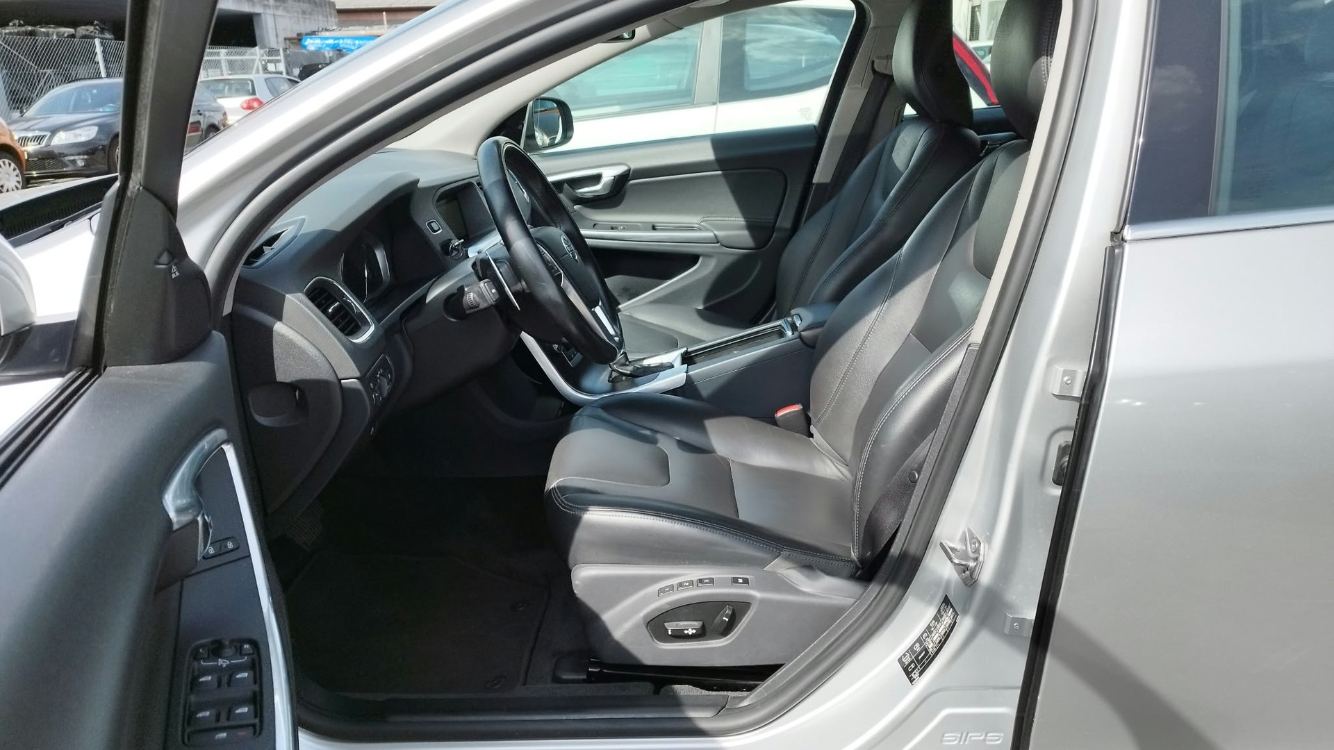 VOLVO V60 D4 Momentum-image-7