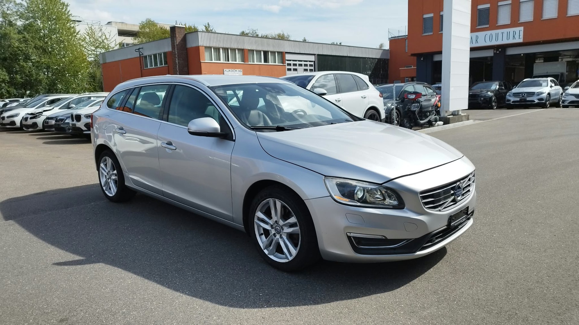 VOLVO V60 D4 Momentum-image-1