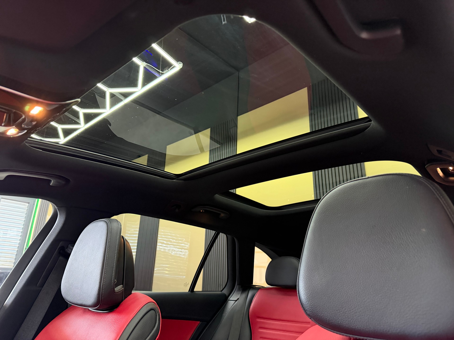 MERCEDES-BENZ C 220 d T 4Matic AMG Line-image-17