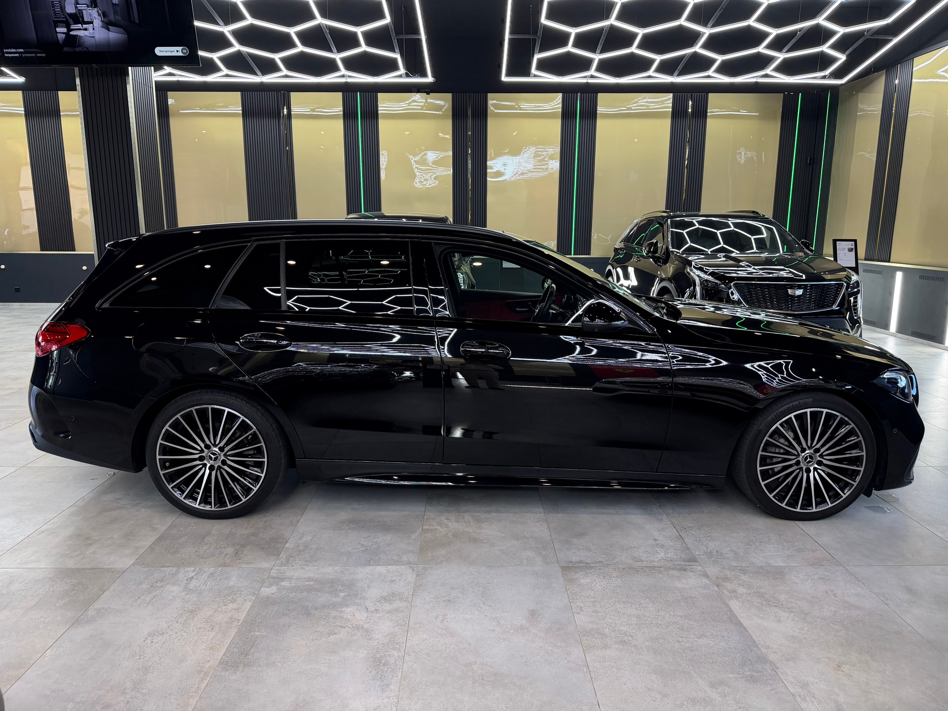 MERCEDES-BENZ C 220 d T 4Matic AMG Line-image-3