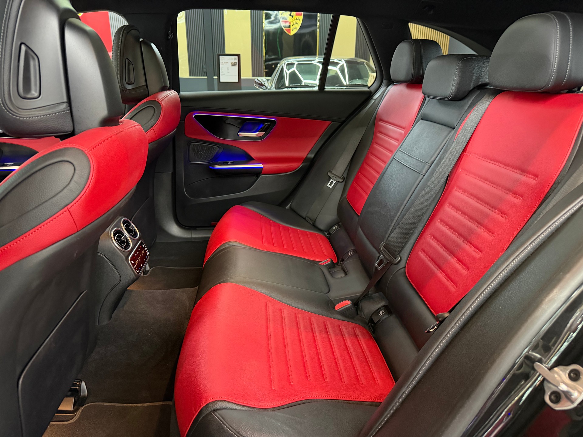 MERCEDES-BENZ C 220 d T 4Matic AMG Line-image-19