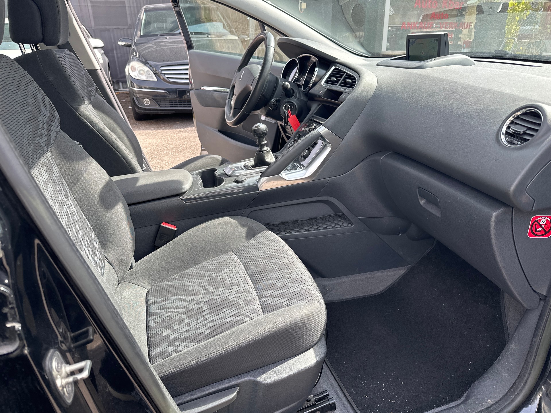 PEUGEOT 3008 1.6 16V T Platinum-image-12
