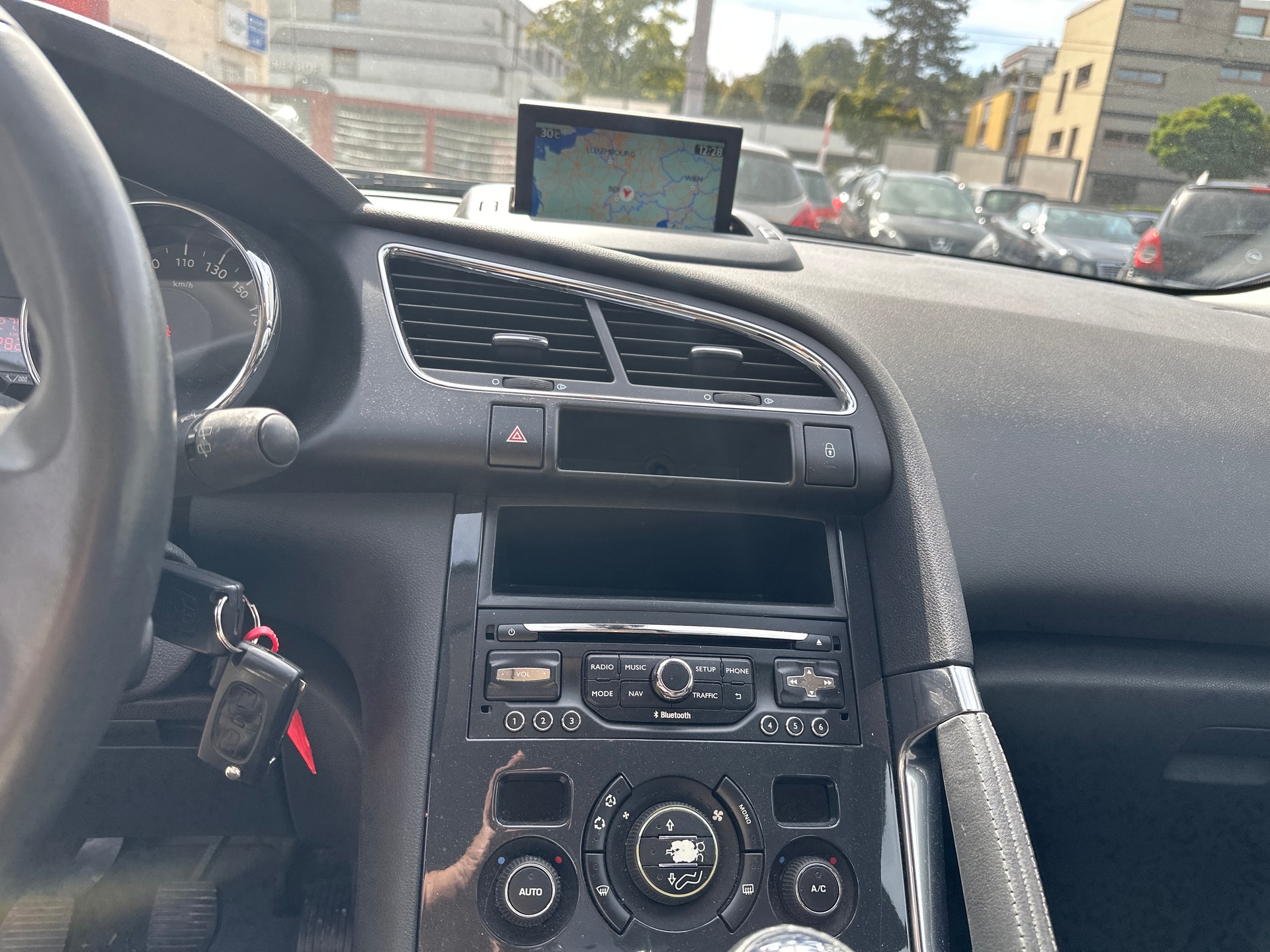 PEUGEOT 3008 1.6 16V T Platinum-image-15