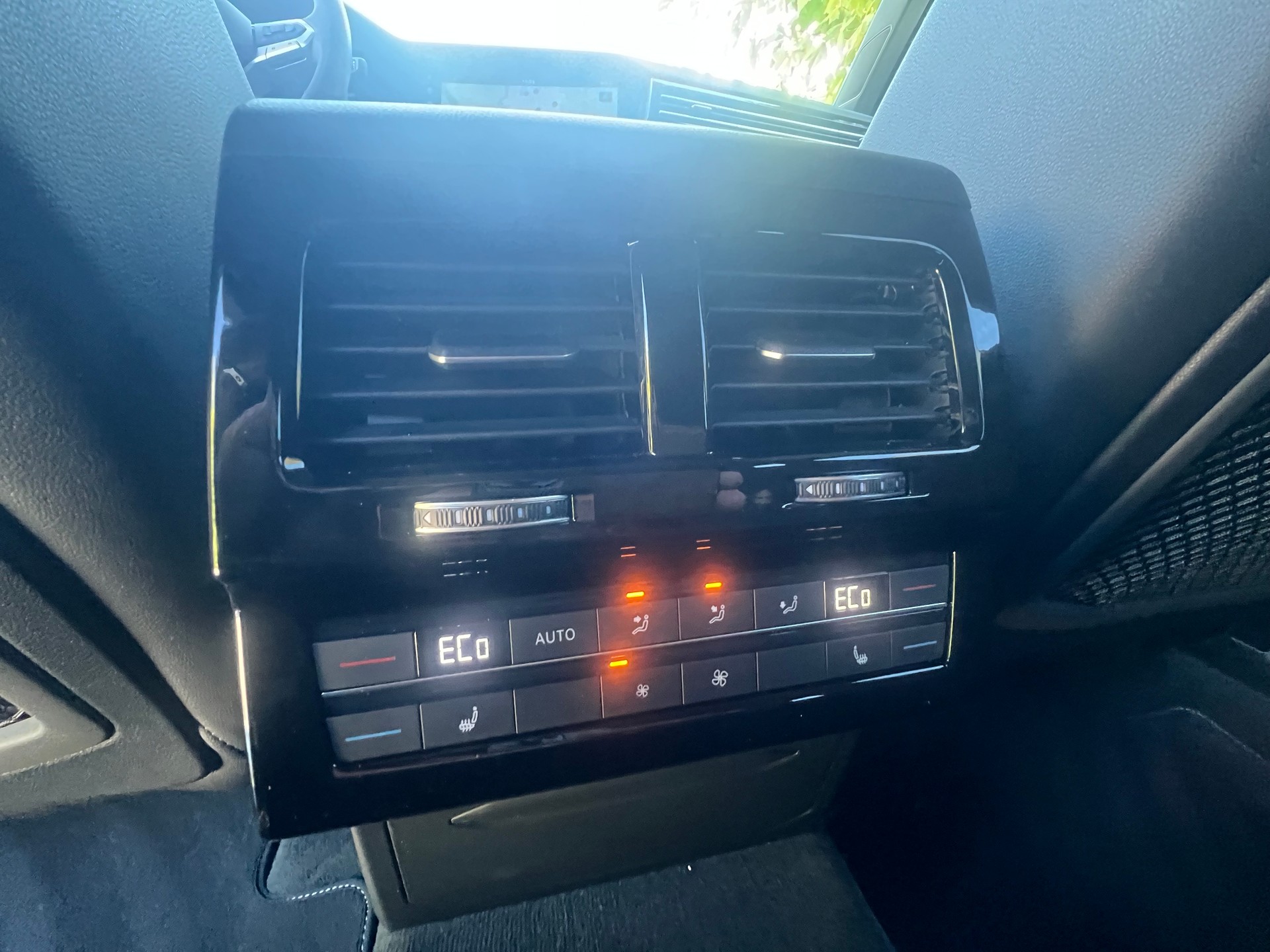 VW Touareg 3.0 TDI R-Line Tiptronic-image-11