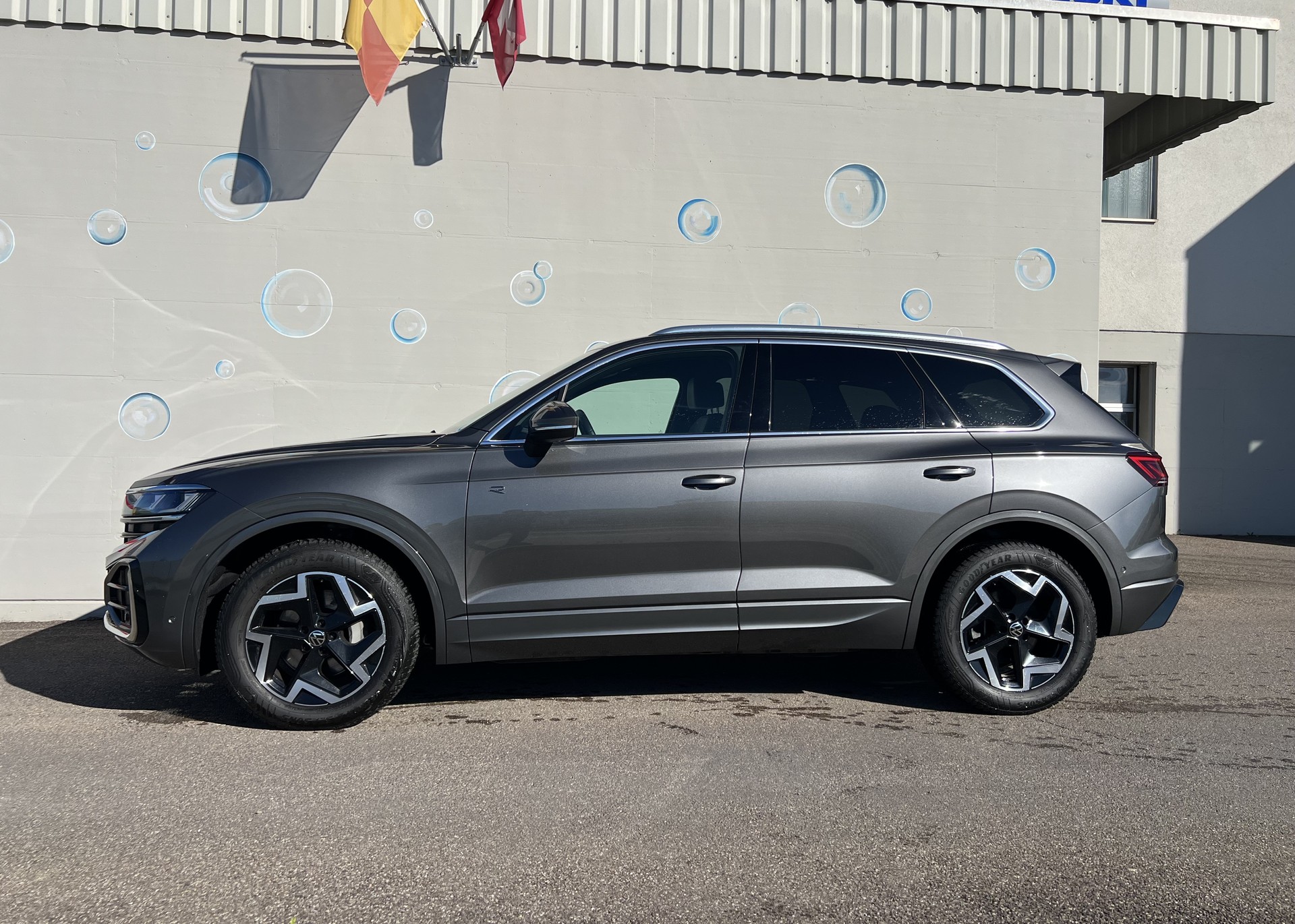 VW Touareg 3.0 TDI R-Line Tiptronic-image-2