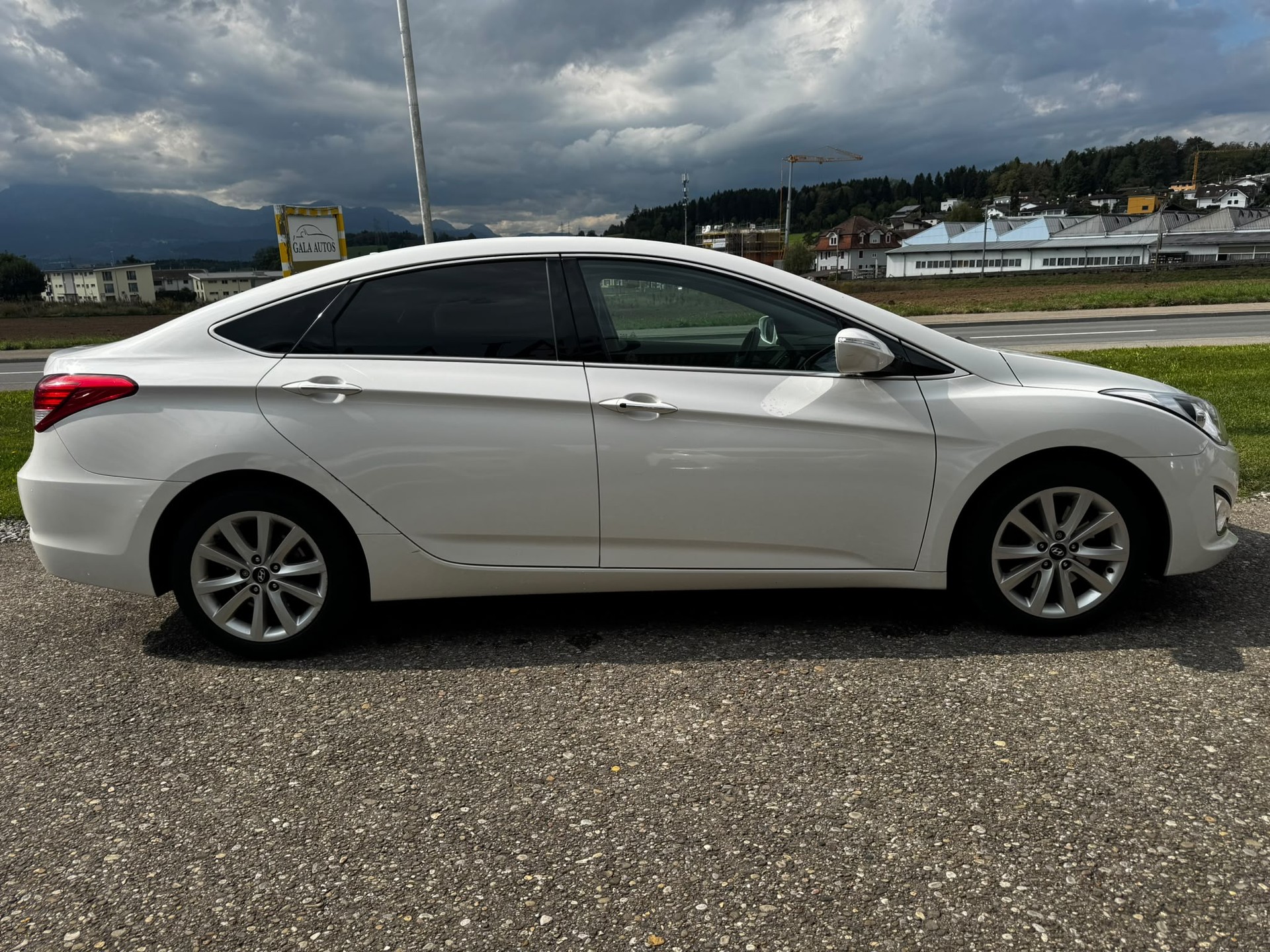 HYUNDAI i40 1.7 CRDI Style-image-3
