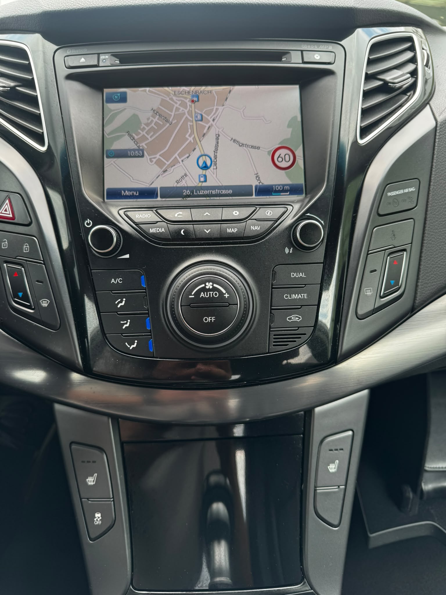 HYUNDAI i40 1.7 CRDI Style-image-9