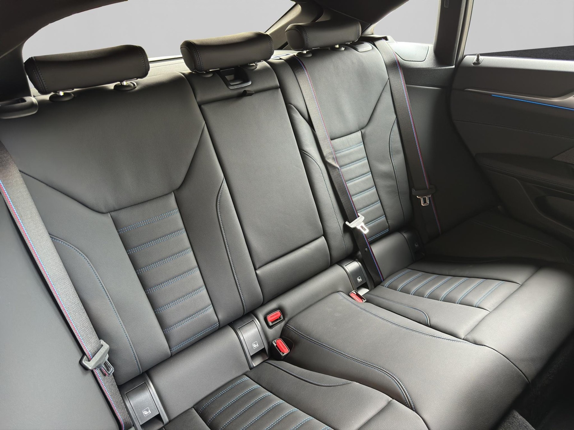 BMW i4 M60 xDrive Gran Coupé 'Black Package'-image-19