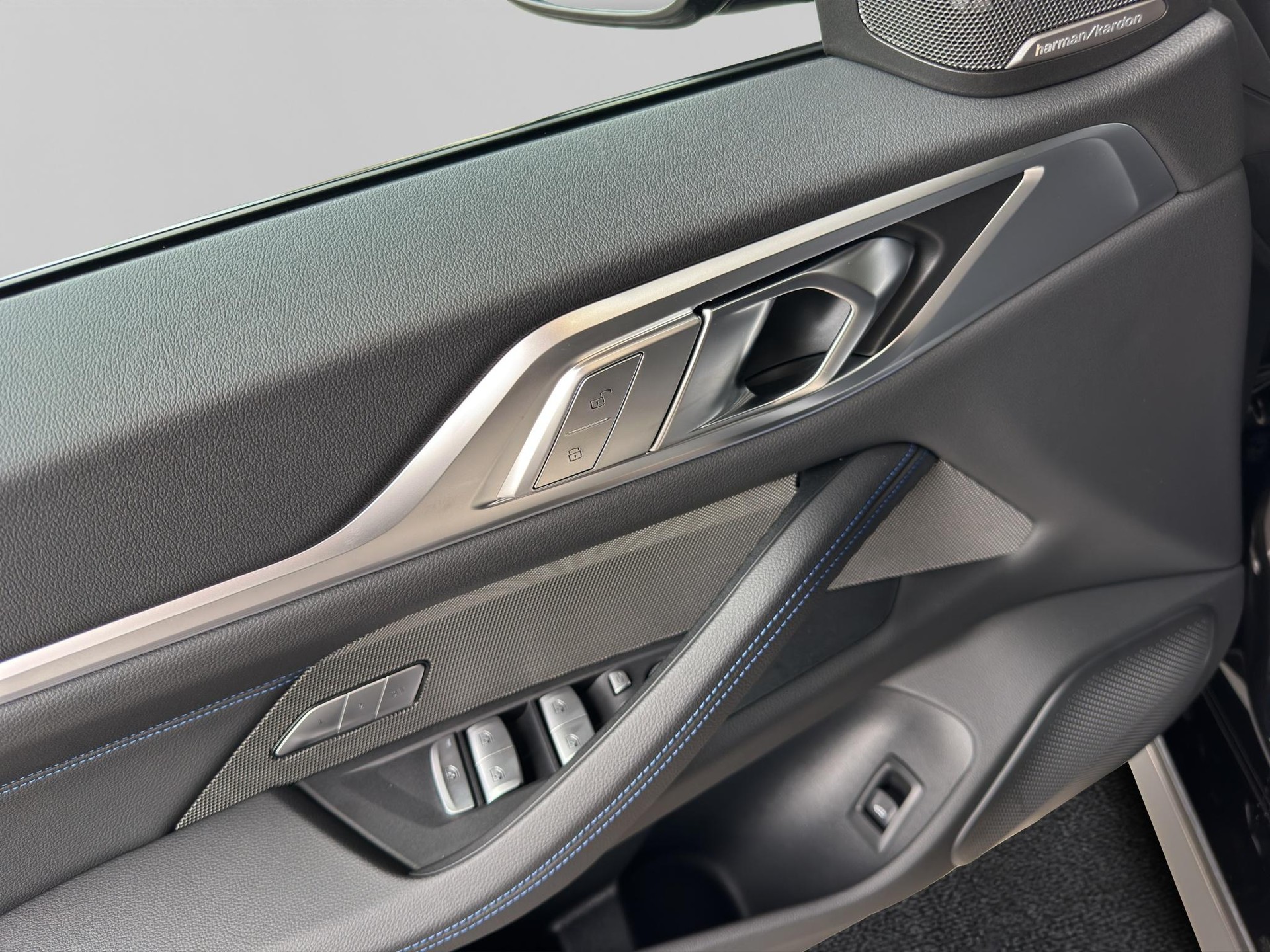 BMW i4 M60 xDrive Gran Coupé 'Black Package'-image-12