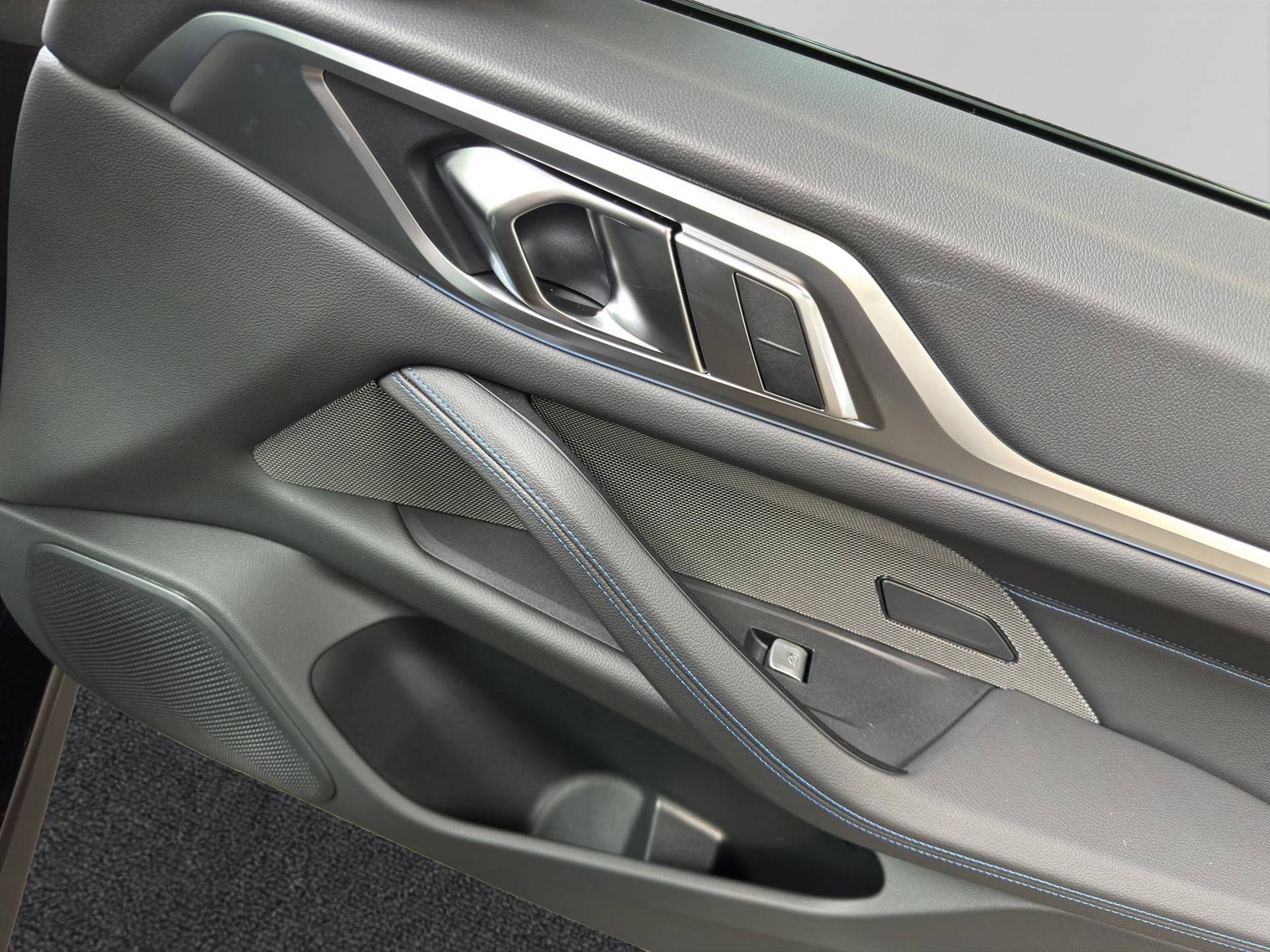 BMW i4 M60 xDrive Gran Coupé 'Black Package'-image-18