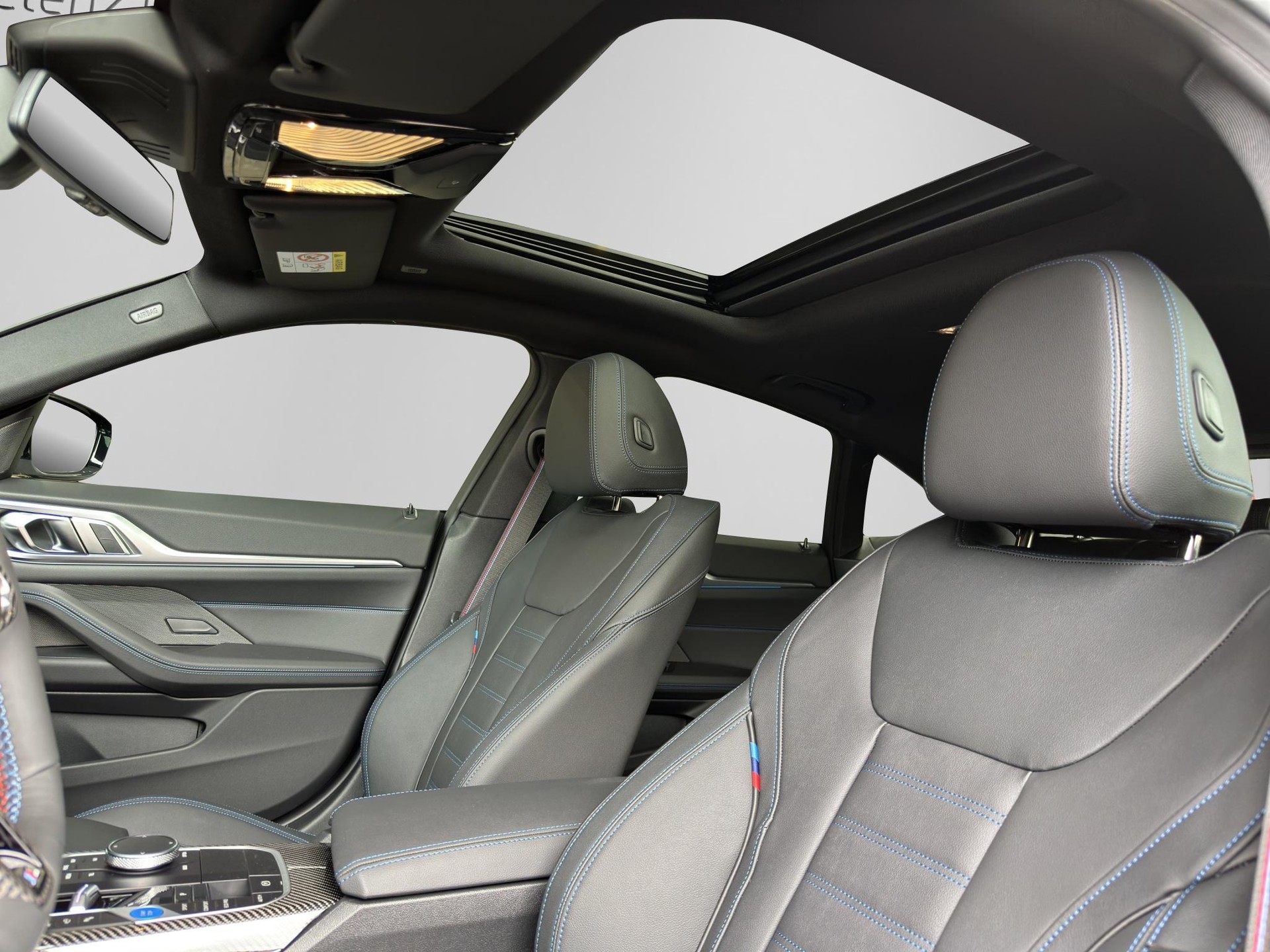 BMW i4 M60 xDrive Gran Coupé 'Black Package'-image-11