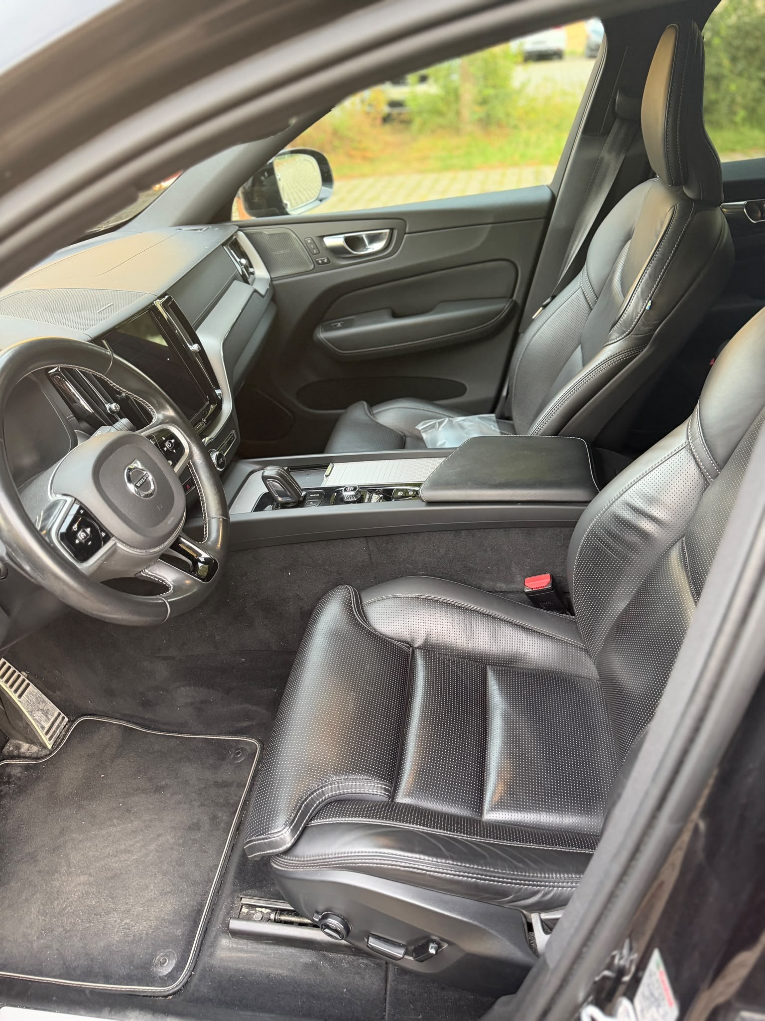 VOLVO XC60 T8 eAWD R-Design Geartronic-image-5