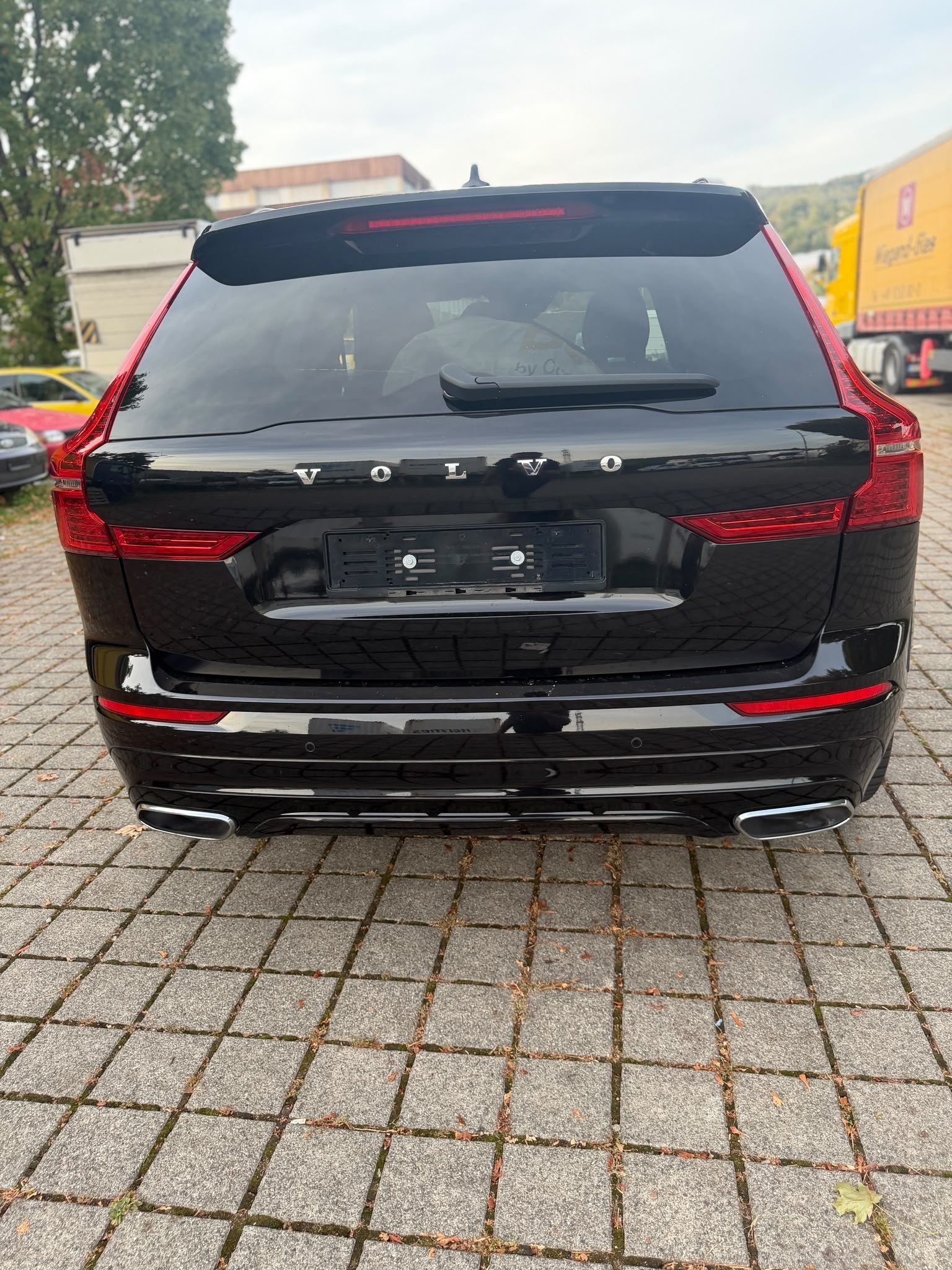 VOLVO XC60 T8 eAWD R-Design Geartronic-image-2