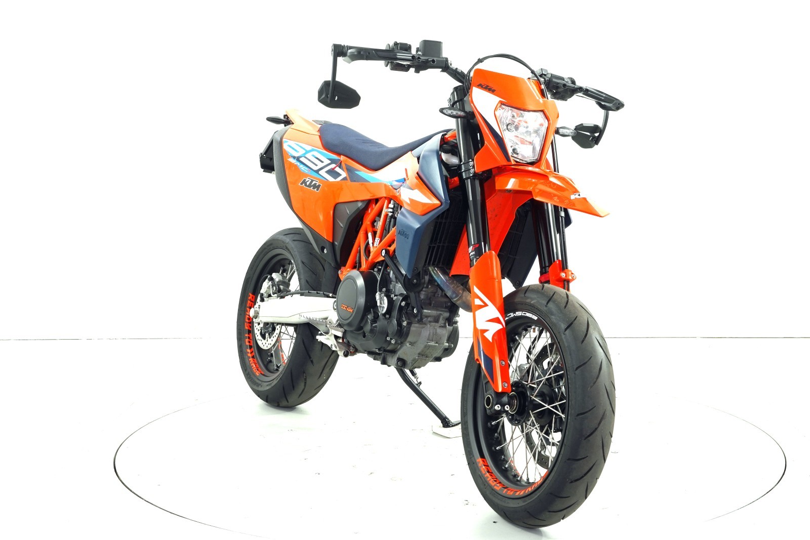 KTM 690 SMC R ABS-showroom-element-1