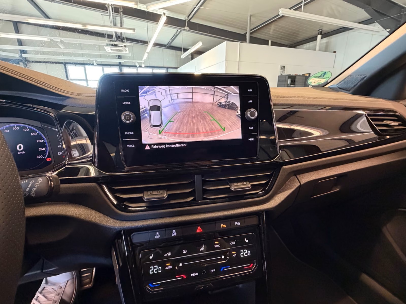 VW T-Roc 2.0 TSI R DSG 4Motion-image-12