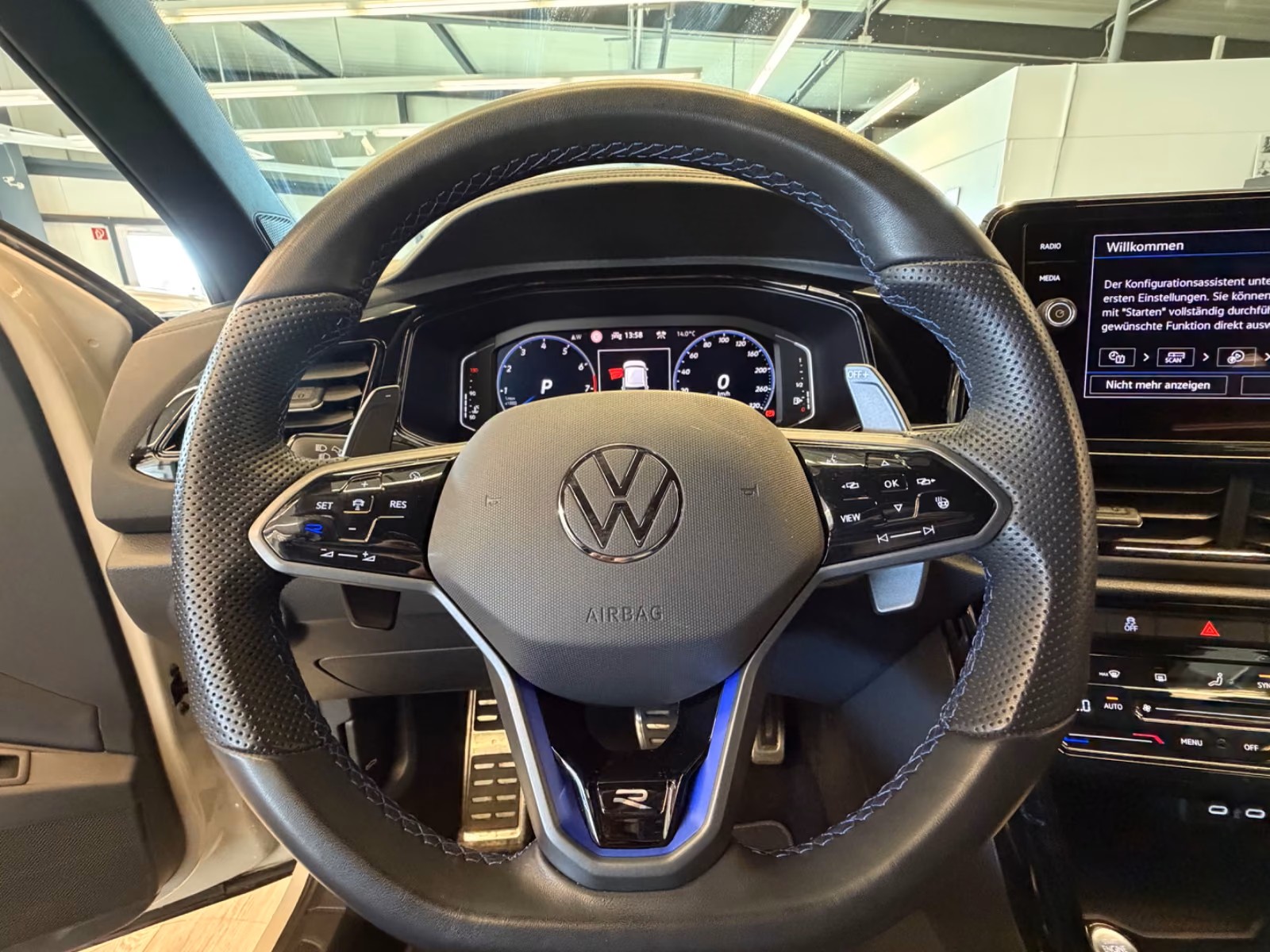 VW T-Roc 2.0 TSI R DSG 4Motion-image-11