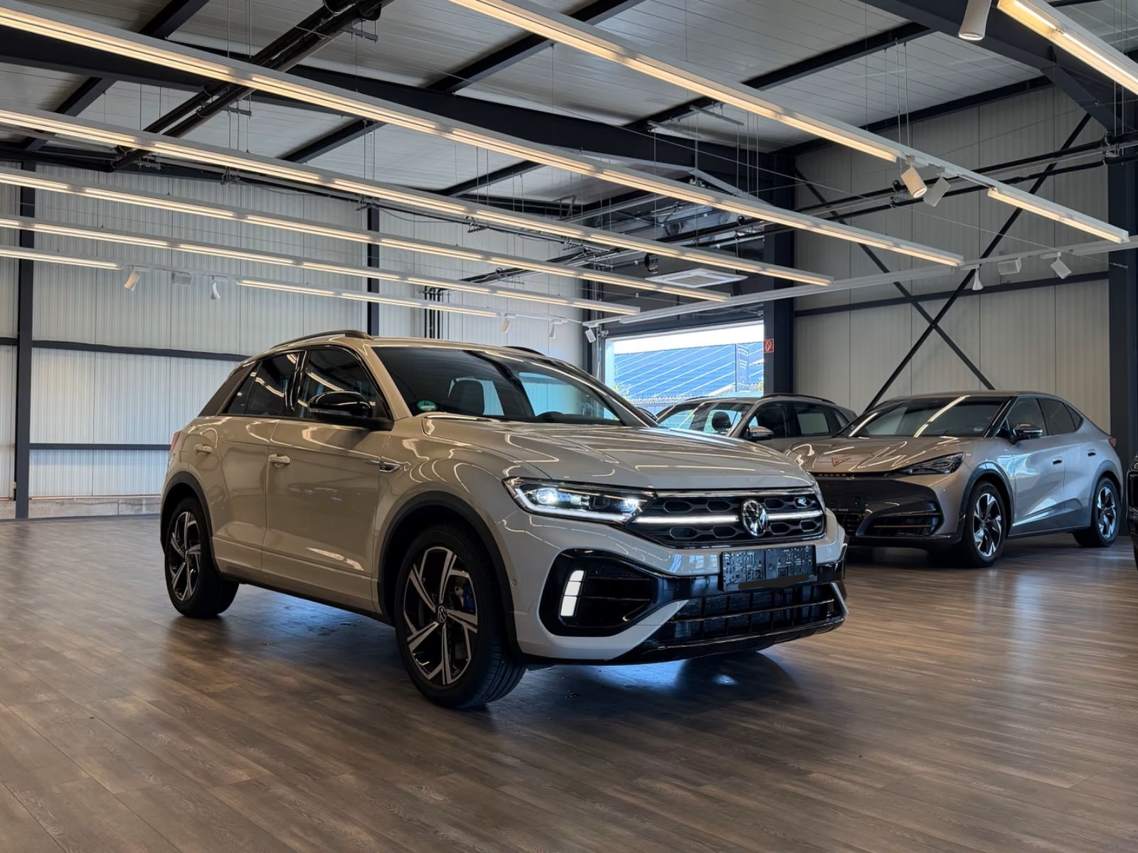 VW T-Roc 2.0 TSI R DSG 4Motion-image-2