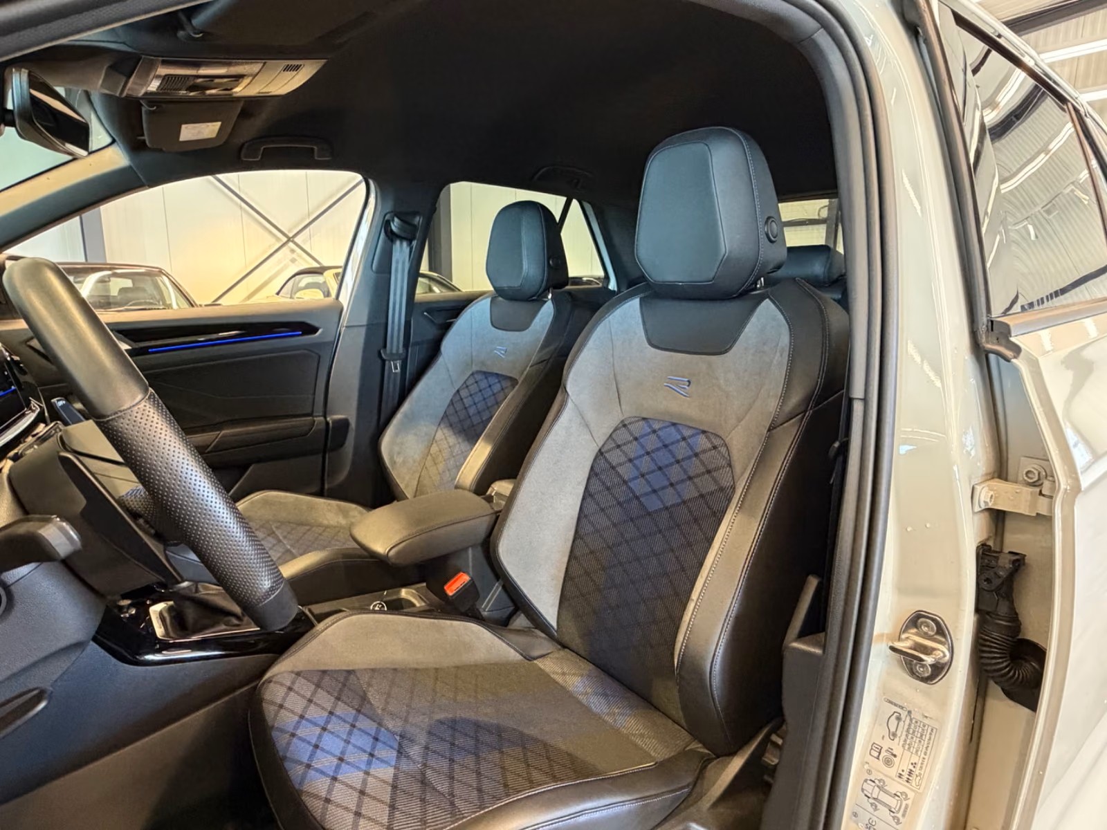 VW T-Roc 2.0 TSI R DSG 4Motion-image-9