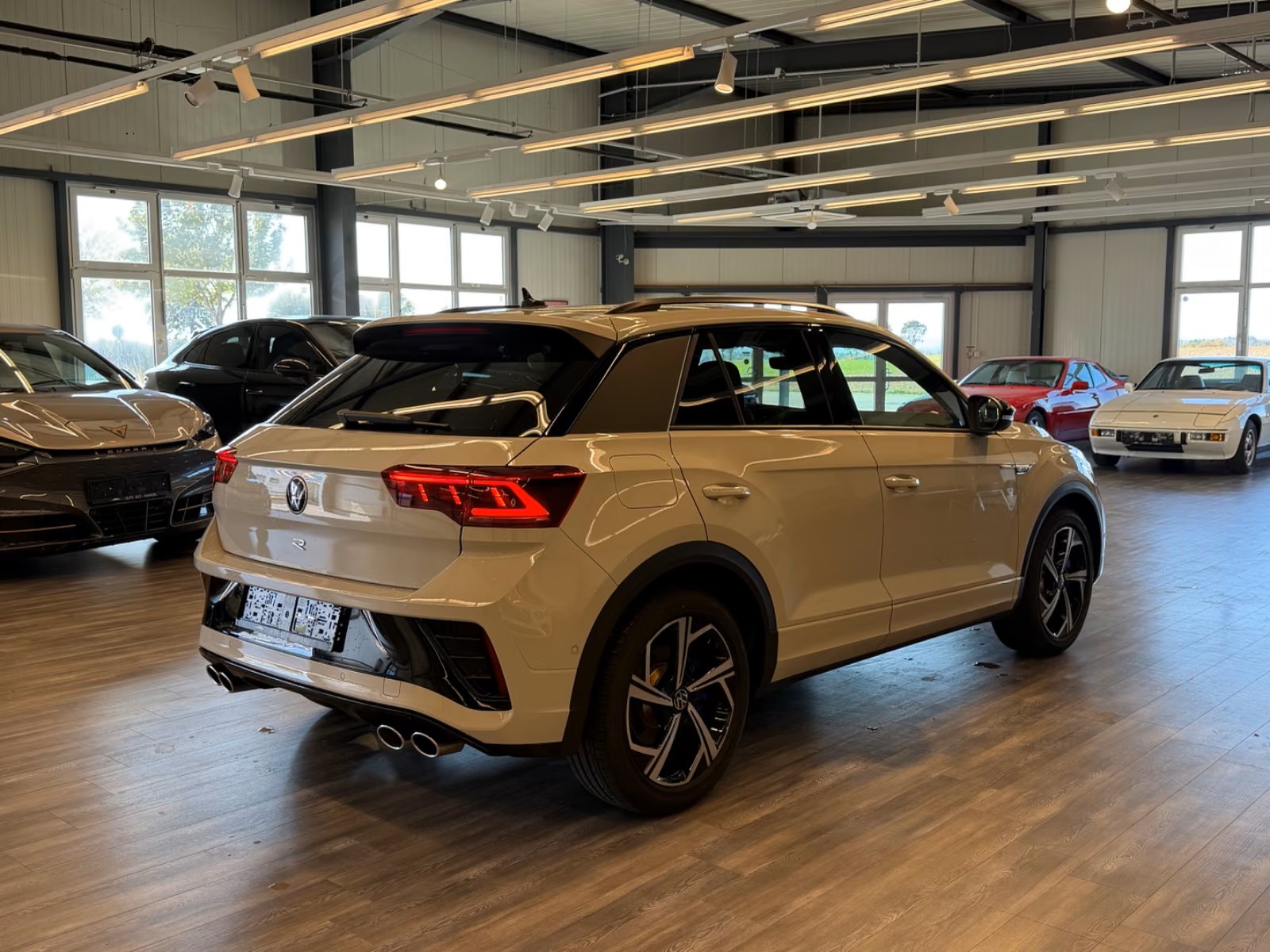 VW T-Roc 2.0 TSI R DSG 4Motion-image-4