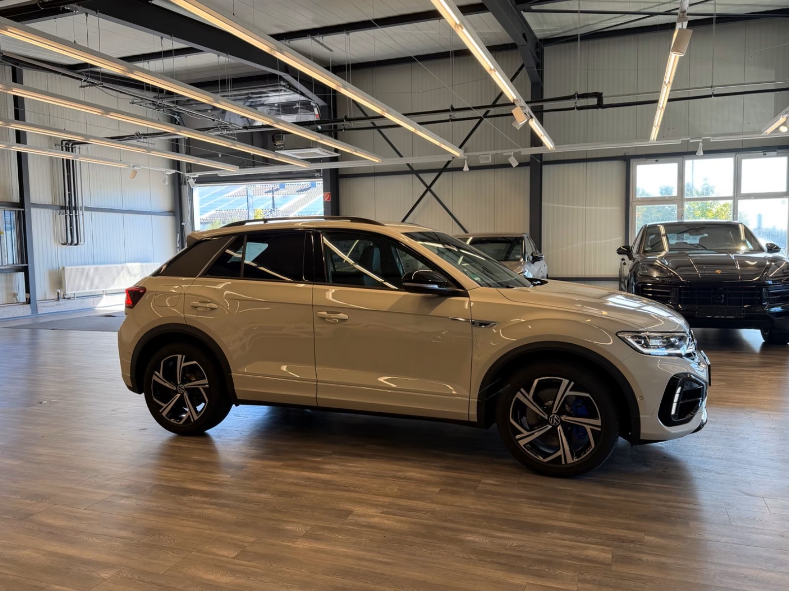 VW T-Roc 2.0 TSI R DSG 4Motion-image-3