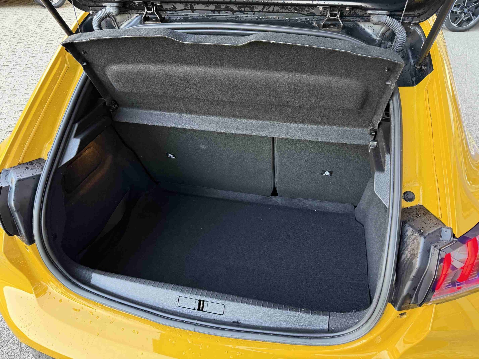 PEUGEOT 208 e-GT-image-5