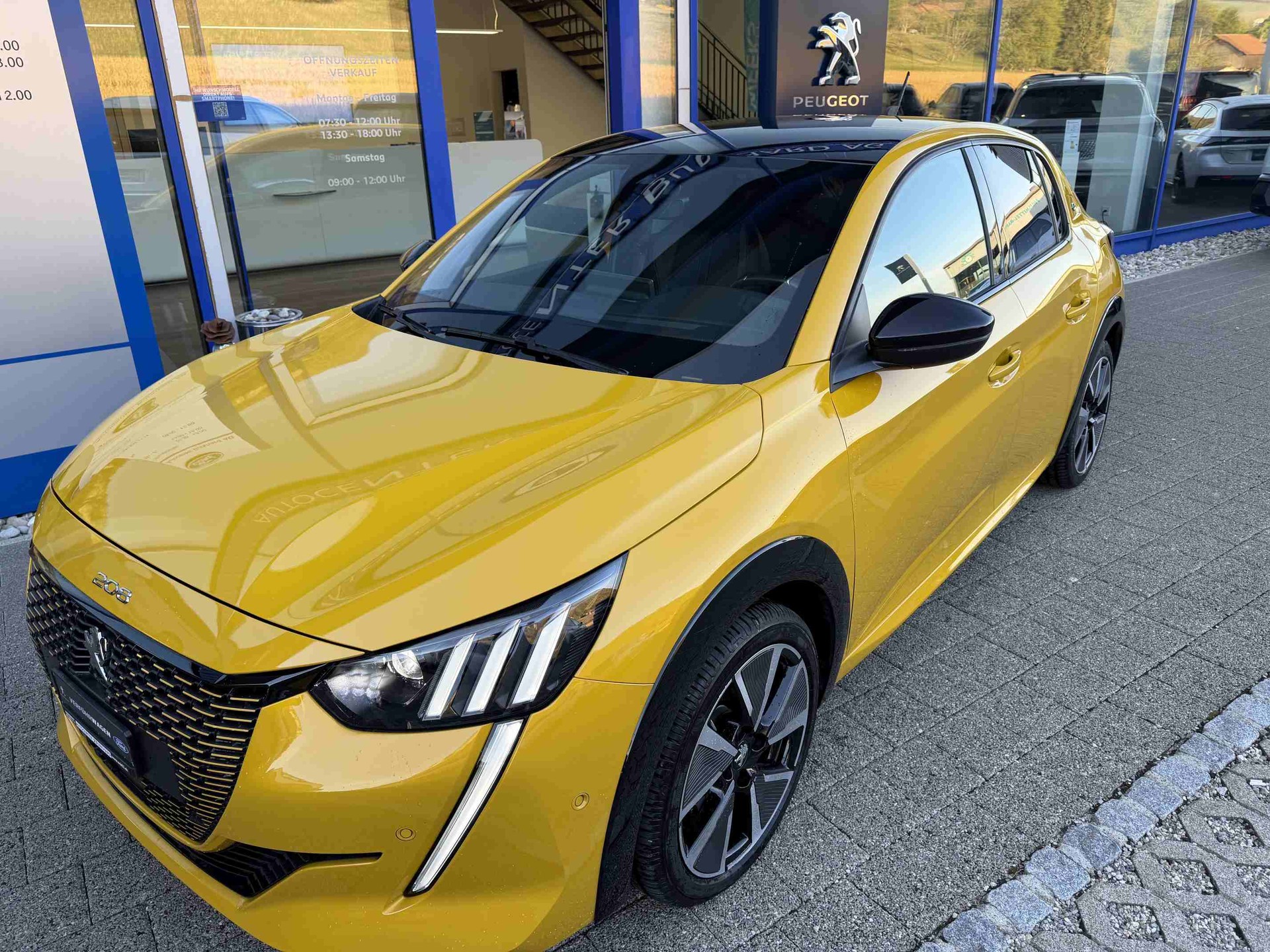 PEUGEOT 208 e-GT-showroom-element-1