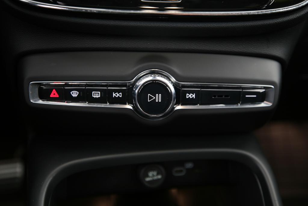 VOLVO XC40 P8 Twin Pro AWD-image-8