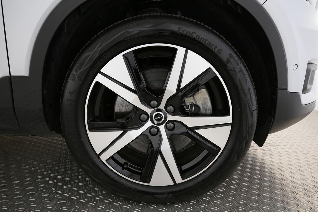 VOLVO XC40 P8 Twin Pro AWD-image-16