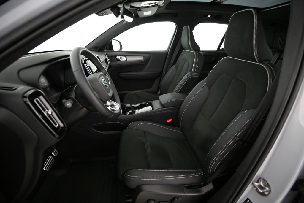 VOLVO XC40 P8 Twin Pro AWD-image-4