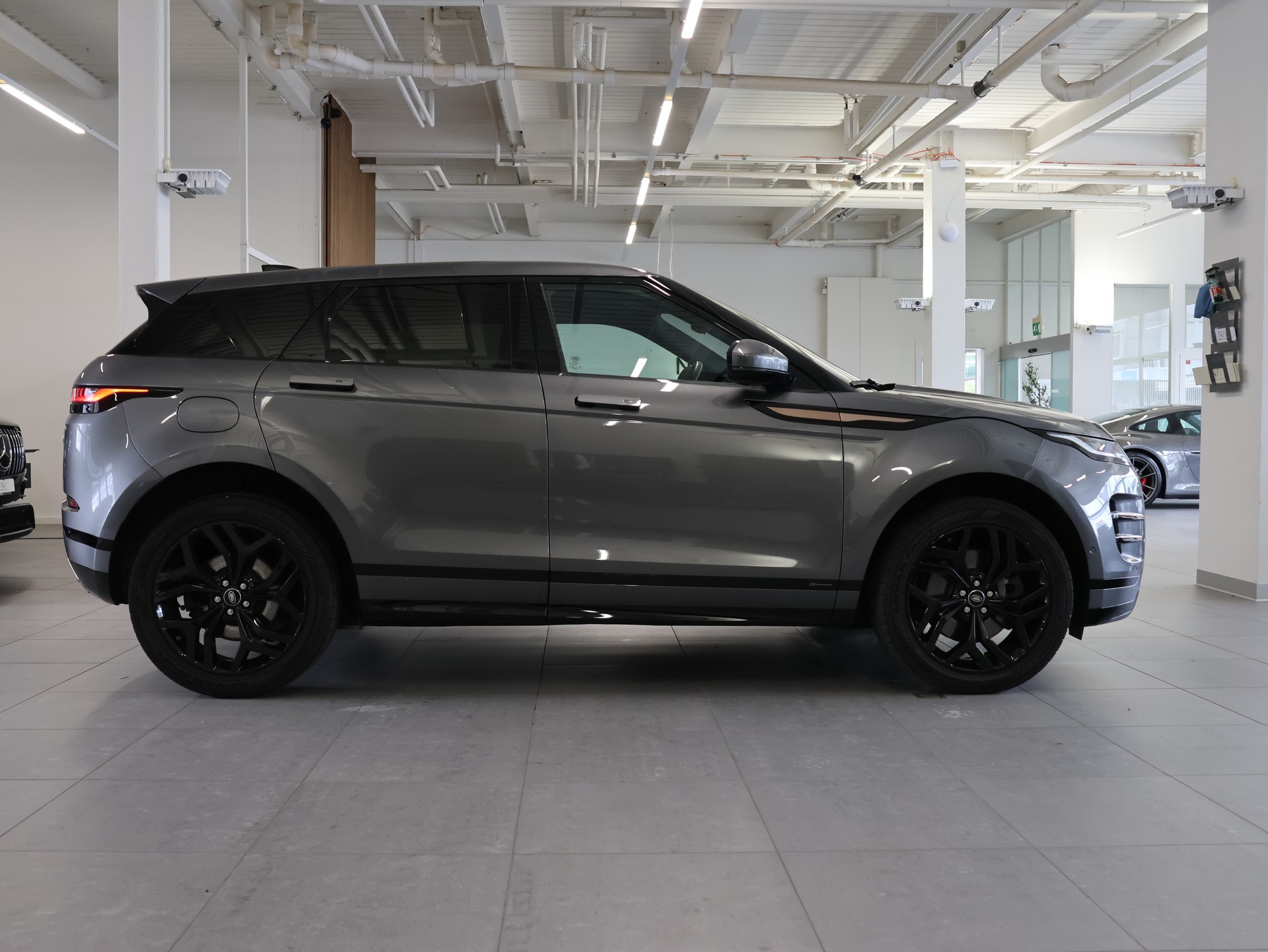 LAND ROVER Range Rover Evoque R-Dynamic P 300 HSE AT9-image-5