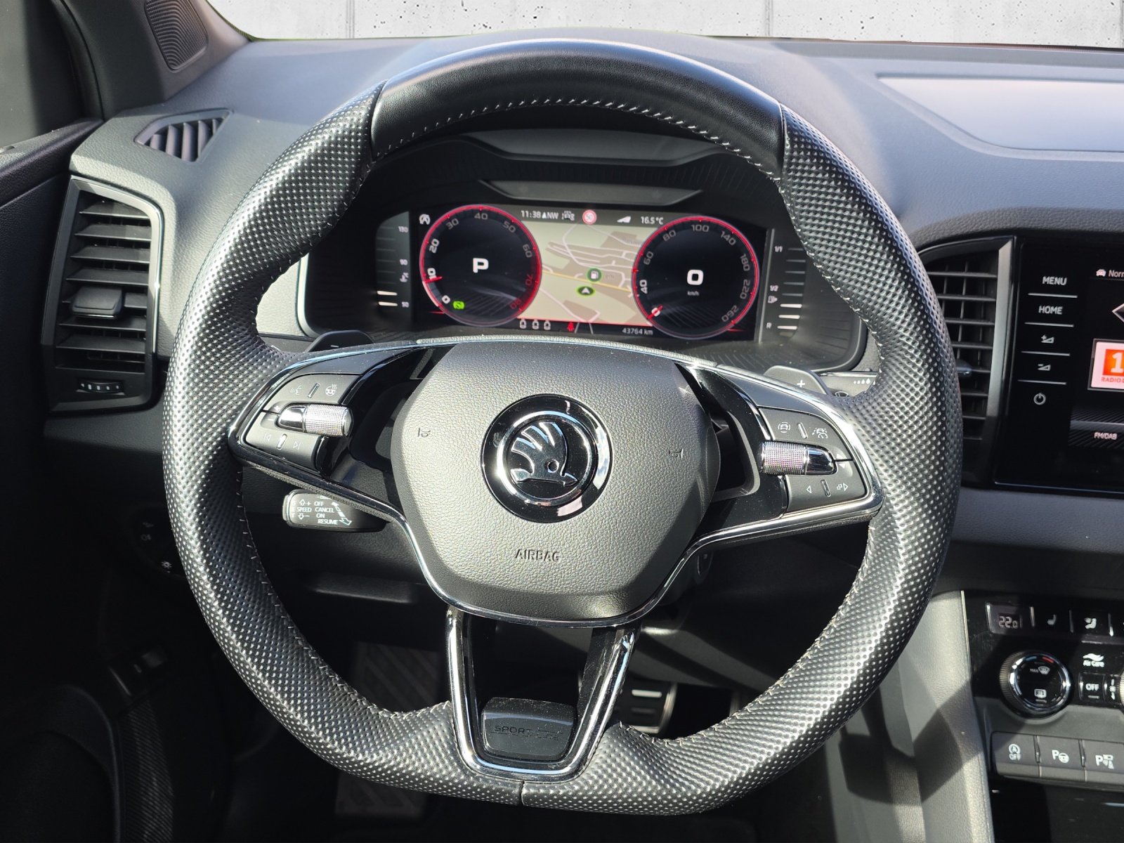 SKODA Karoq 2.0 TSI SportLine 4x4 DSG mit AHK, 360° Kamera, Virtual Pedal, Navi Columbus, Winterräder, usw.-image-13