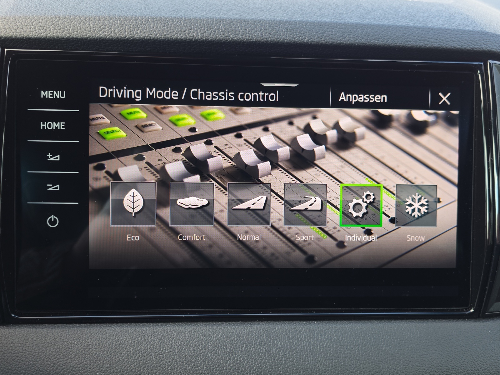 SKODA Karoq 2.0 TSI SportLine 4x4 DSG mit AHK, 360° Kamera, Virtual Pedal, Navi Columbus, Winterräder, usw.-image-21