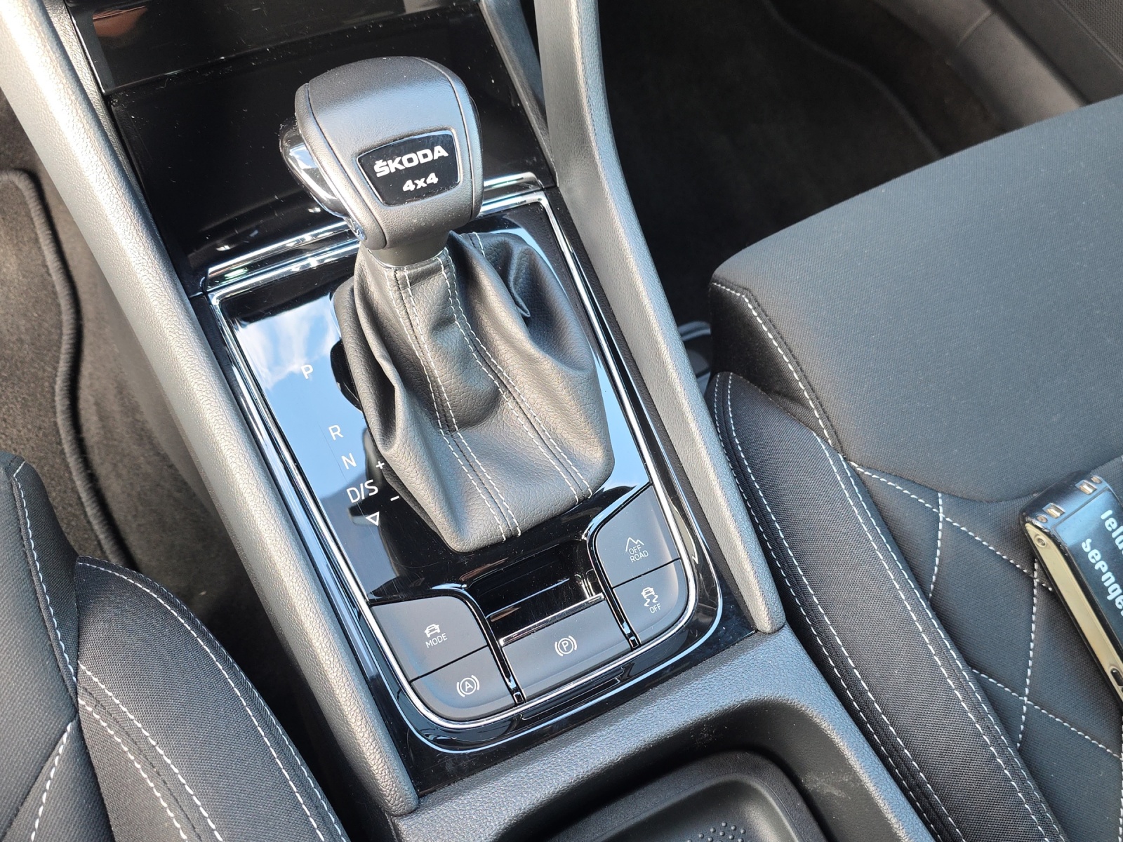 SKODA Karoq 2.0 TSI SportLine 4x4 DSG mit AHK, 360° Kamera, Virtual Pedal, Navi Columbus, Winterräder, usw.-image-16