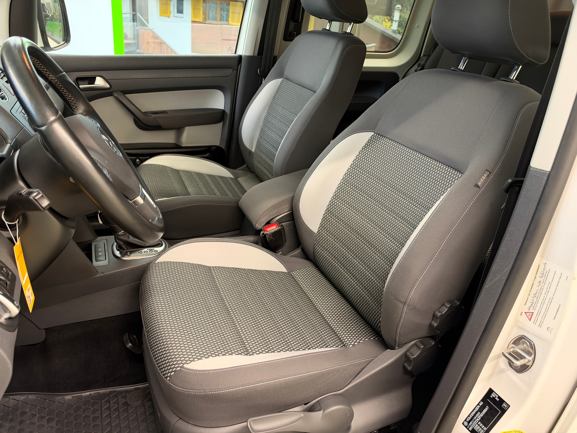 VW Cross Caddy 2.0 TDI 4Motion DSG-image-12