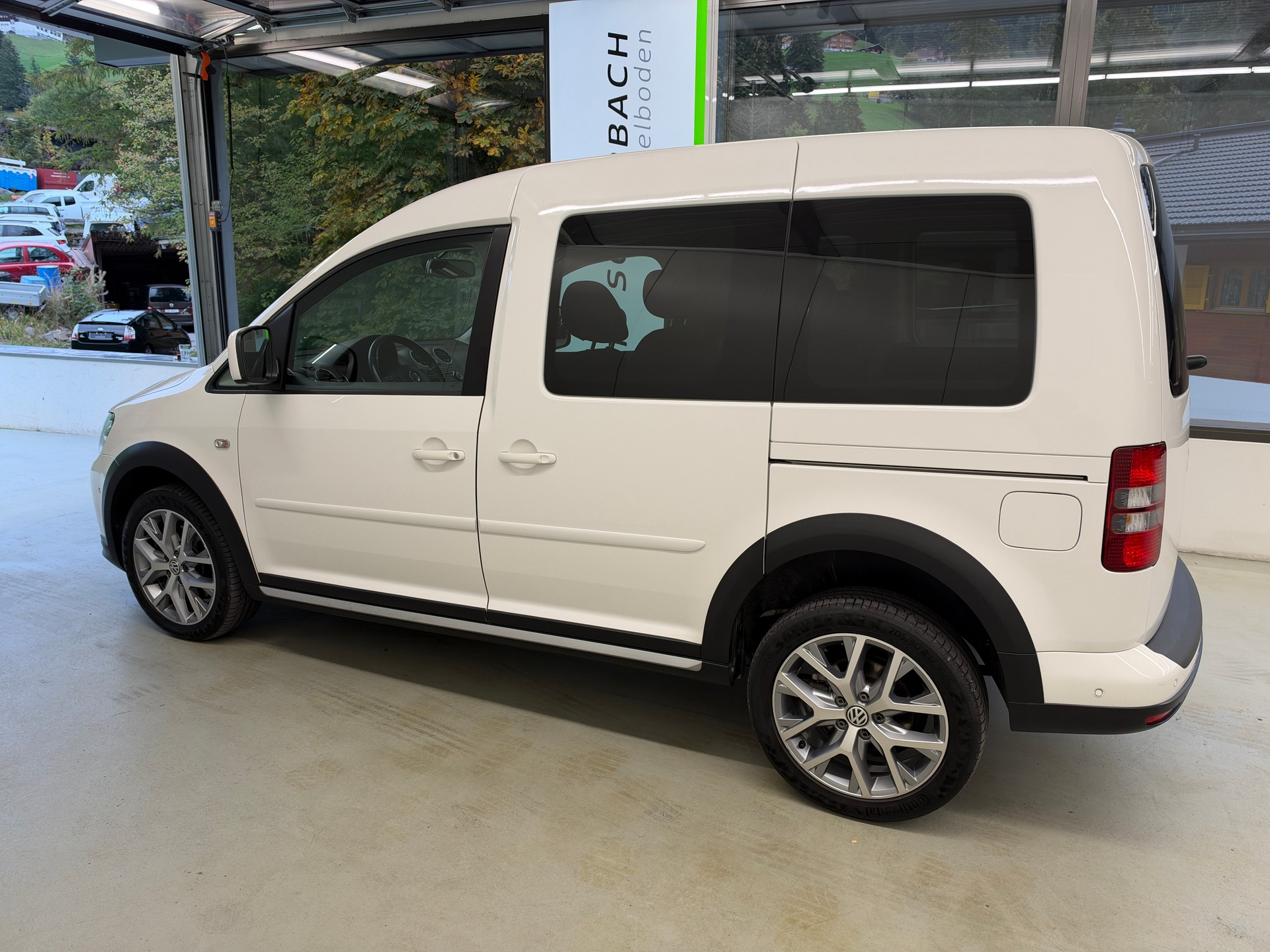 VW Cross Caddy 2.0 TDI 4Motion DSG-image-6