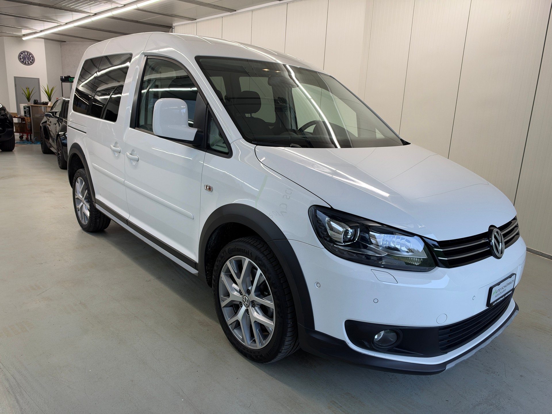 VW Cross Caddy 2.0 TDI 4Motion DSG-image-1