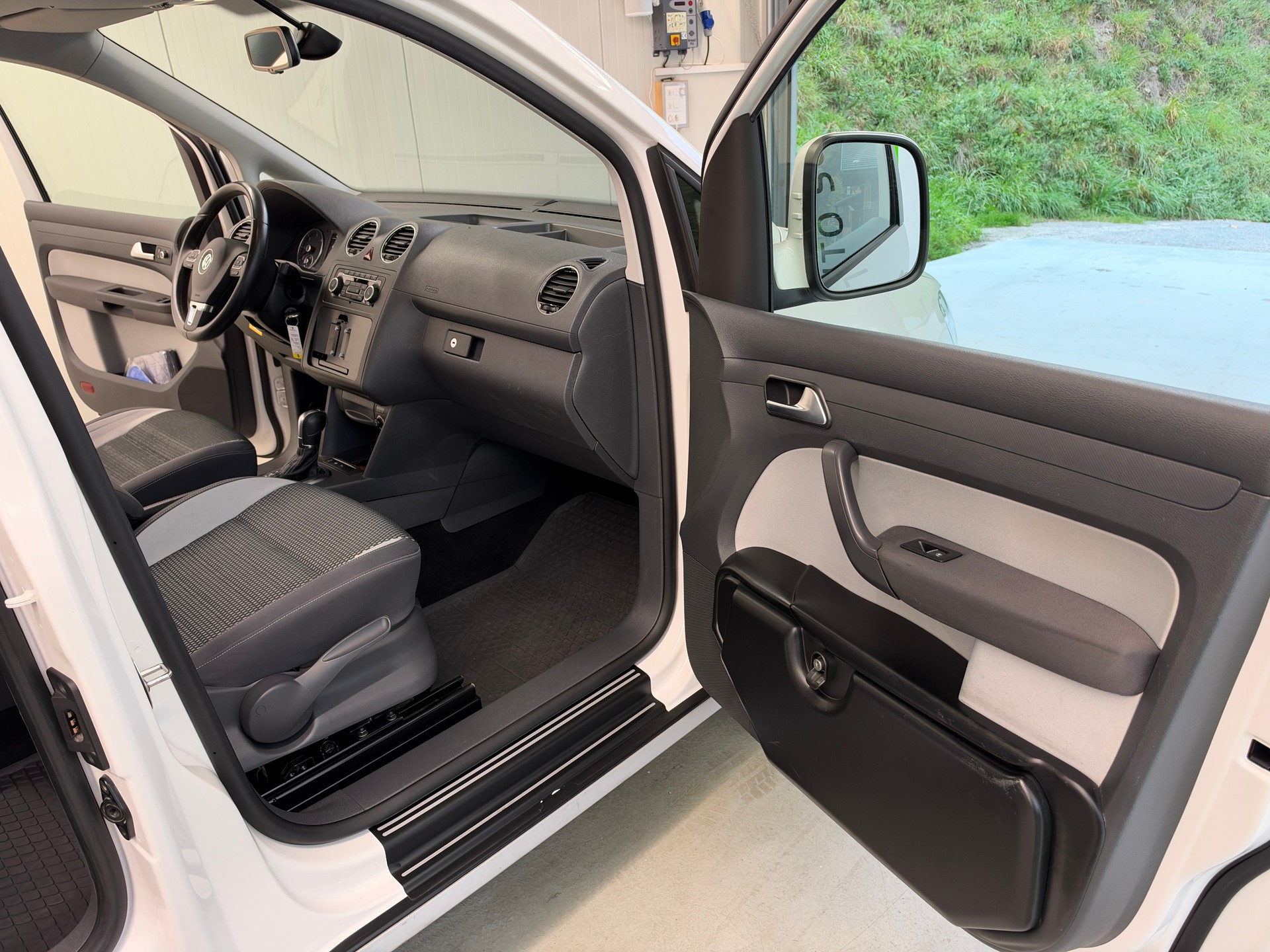 VW Cross Caddy 2.0 TDI 4Motion DSG-image-16