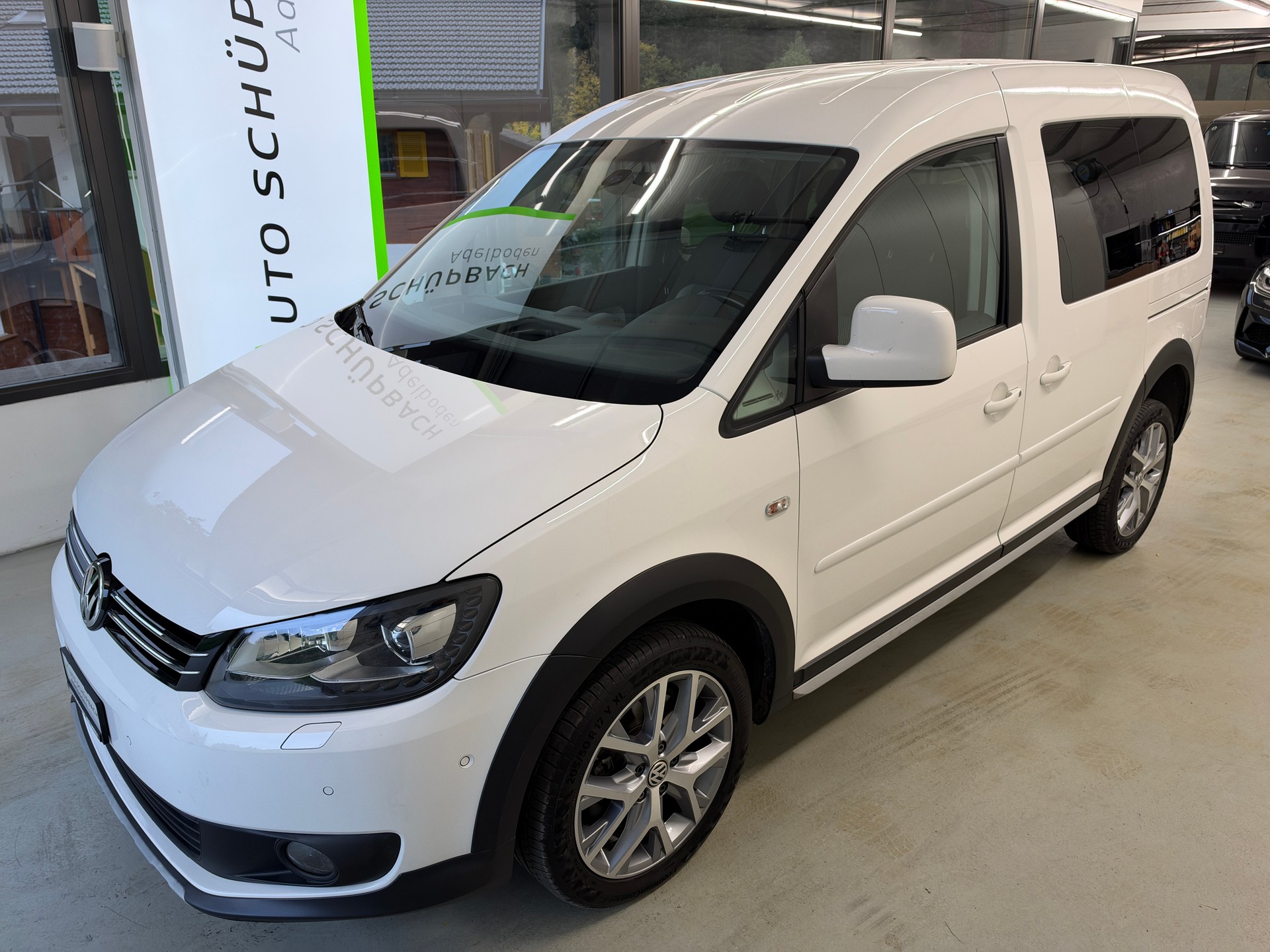 VW Cross Caddy 2.0 TDI 4Motion DSG-image-7