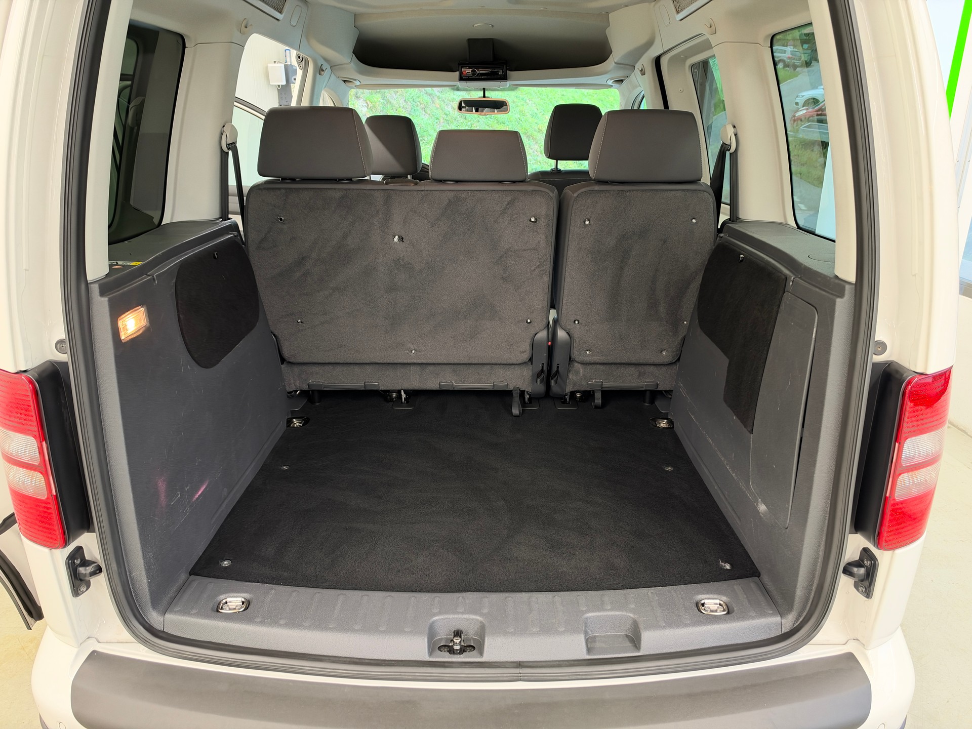 VW Cross Caddy 2.0 TDI 4Motion DSG-image-14