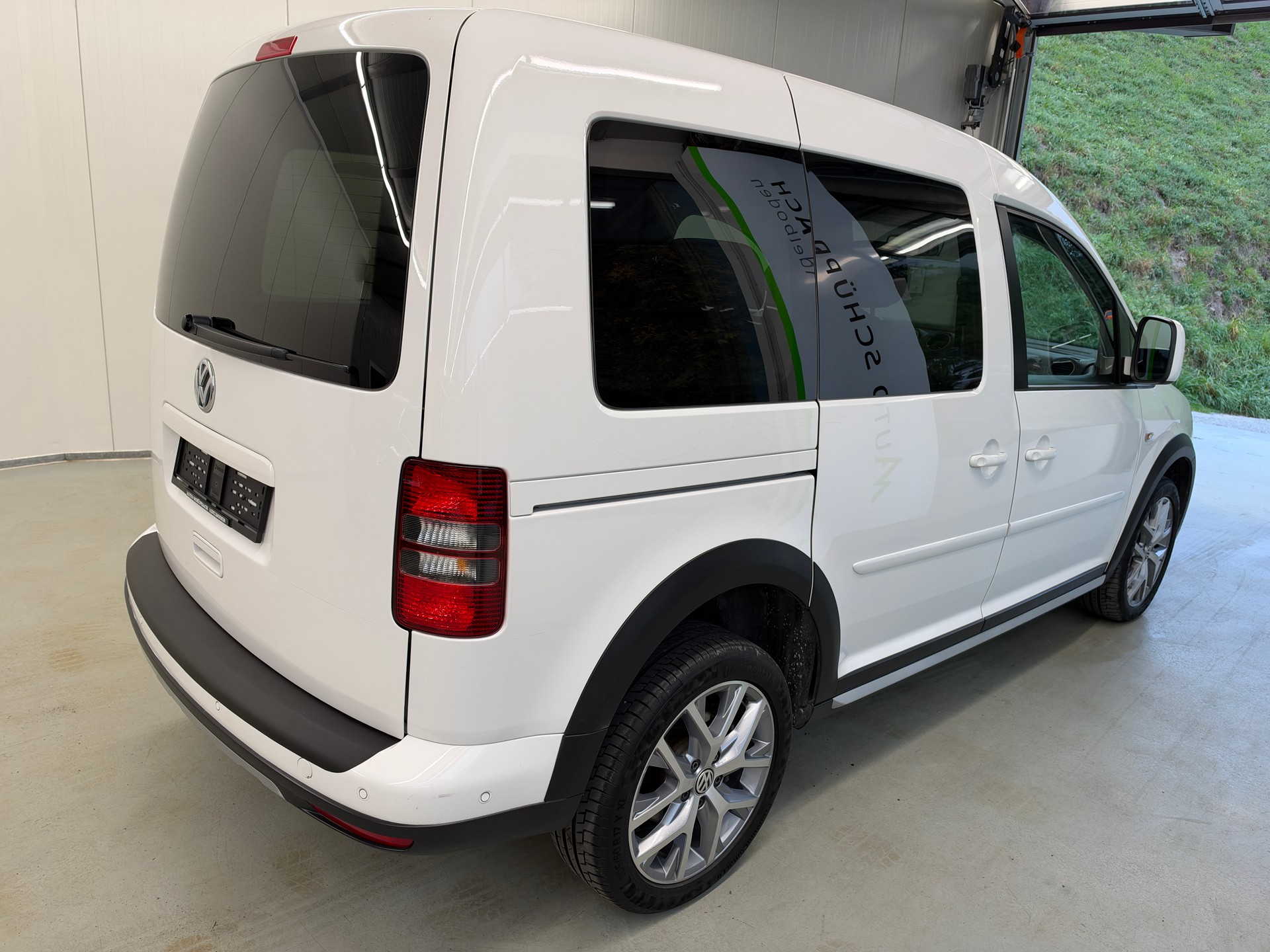 VW Cross Caddy 2.0 TDI 4Motion DSG-image-3