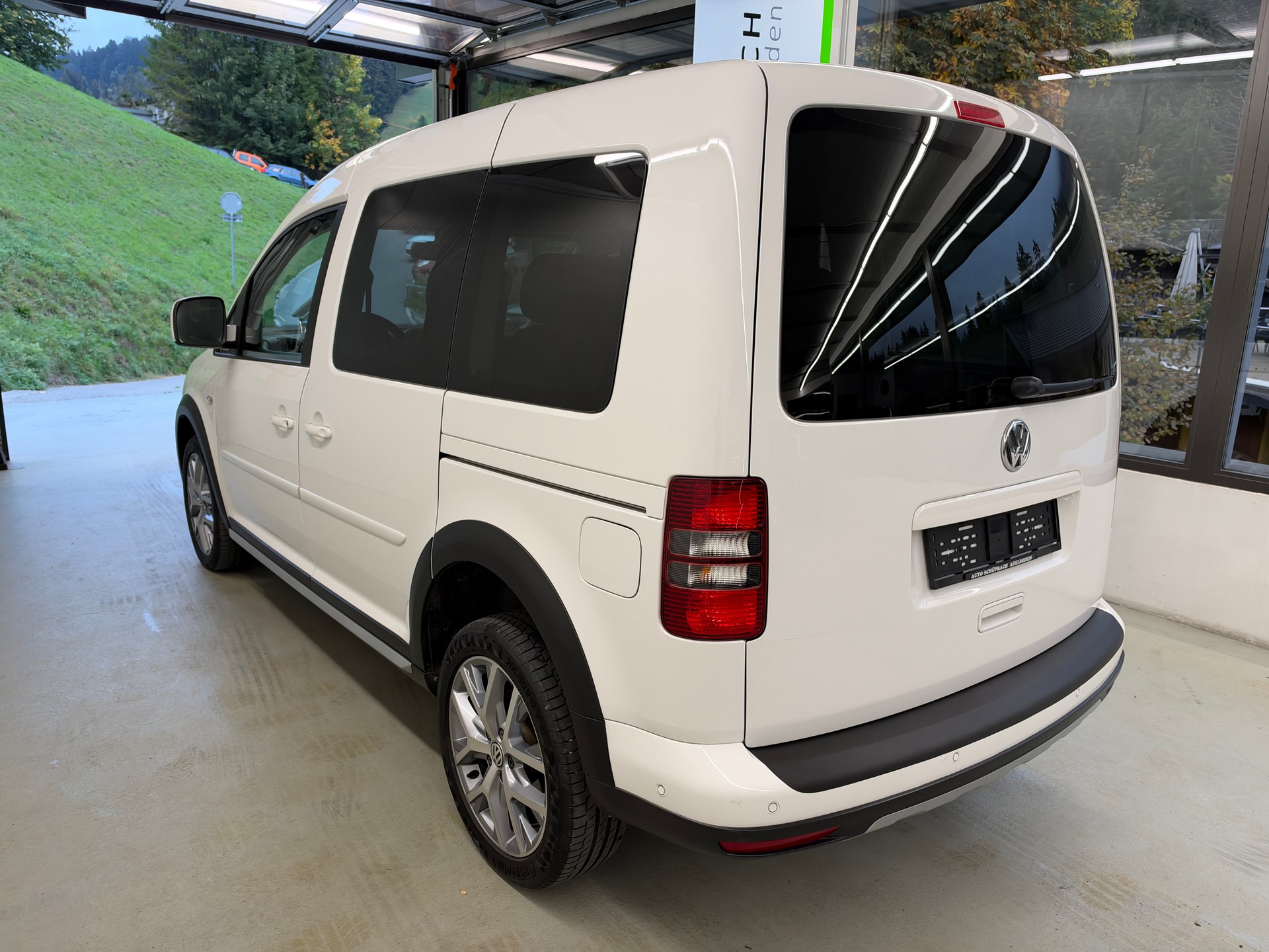VW Cross Caddy 2.0 TDI 4Motion DSG-image-5