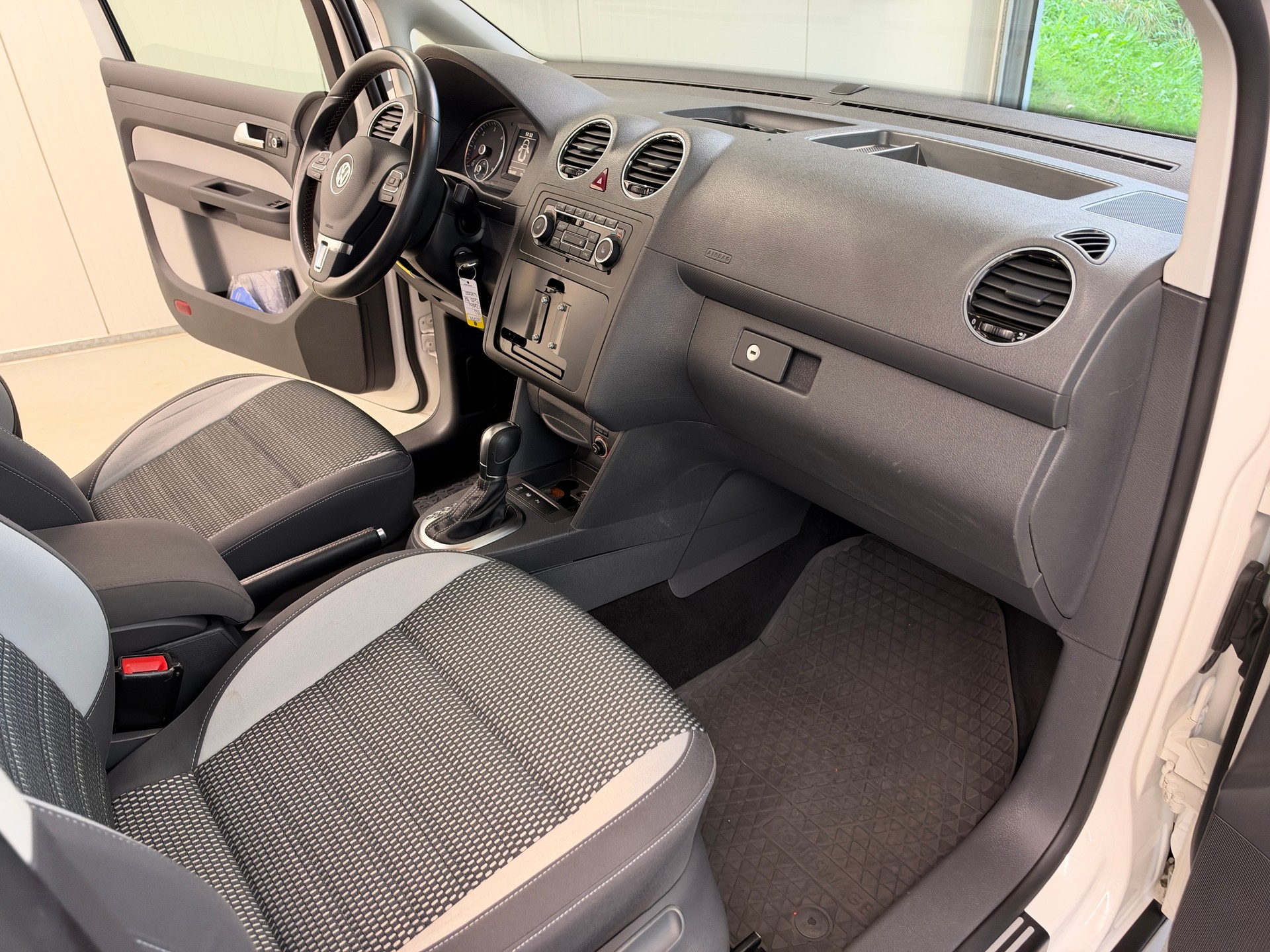 VW Cross Caddy 2.0 TDI 4Motion DSG-image-17