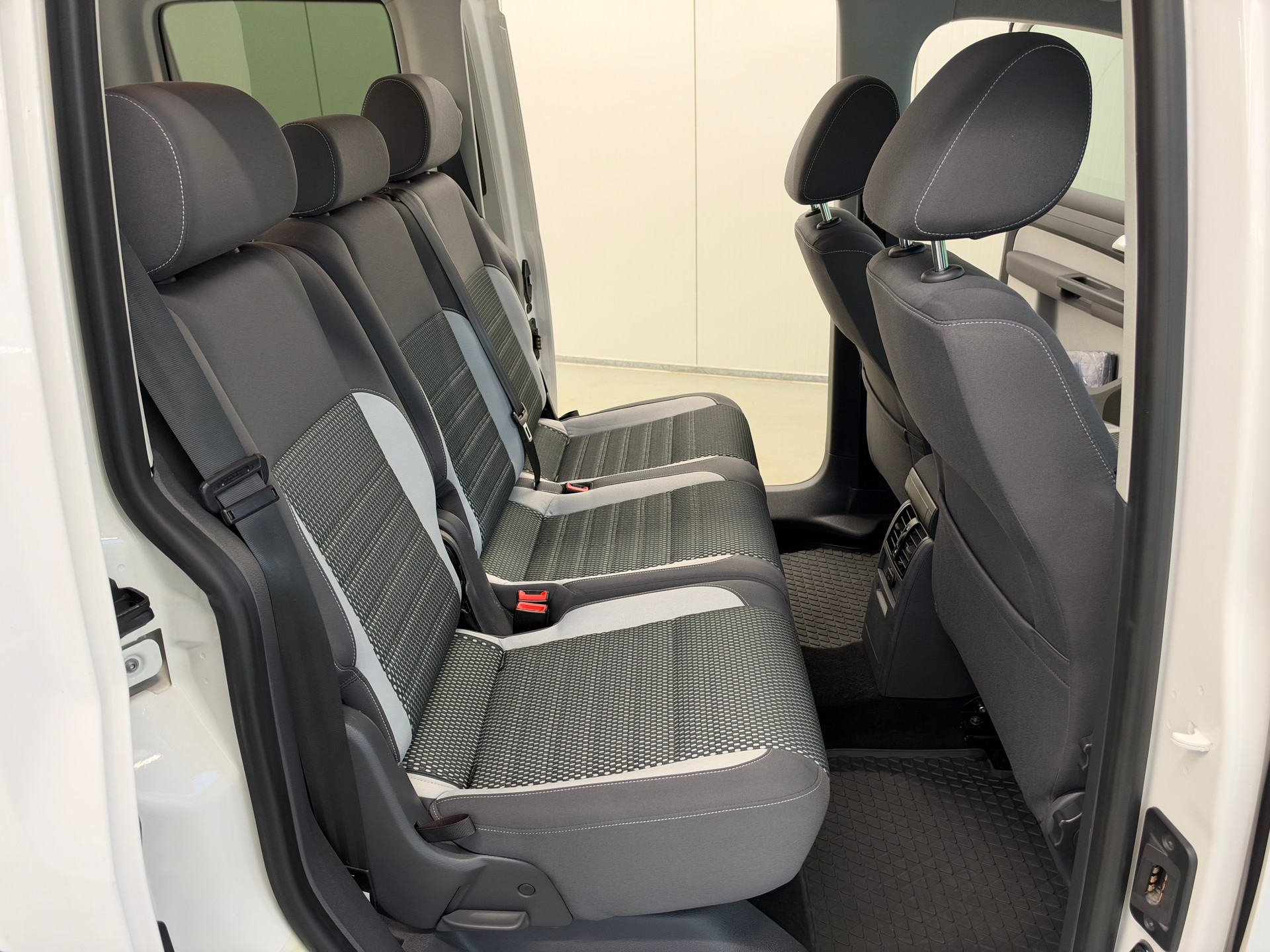 VW Cross Caddy 2.0 TDI 4Motion DSG-image-15