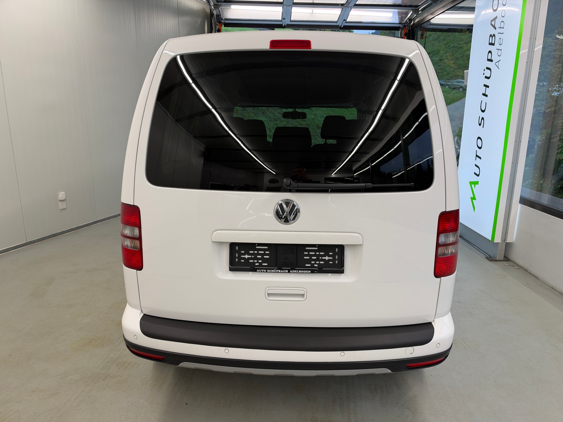 VW Cross Caddy 2.0 TDI 4Motion DSG-image-4