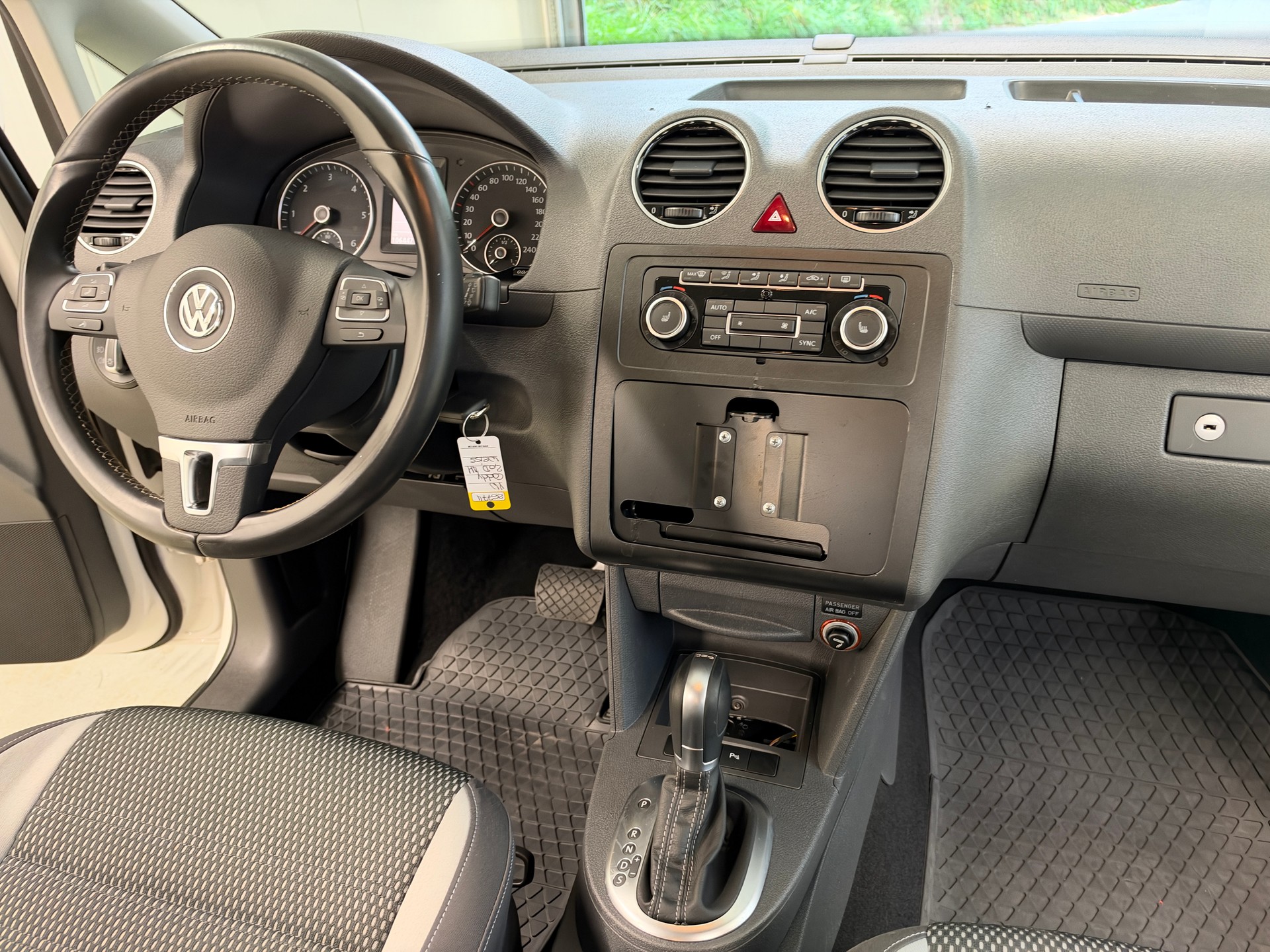 VW Cross Caddy 2.0 TDI 4Motion DSG-image-18