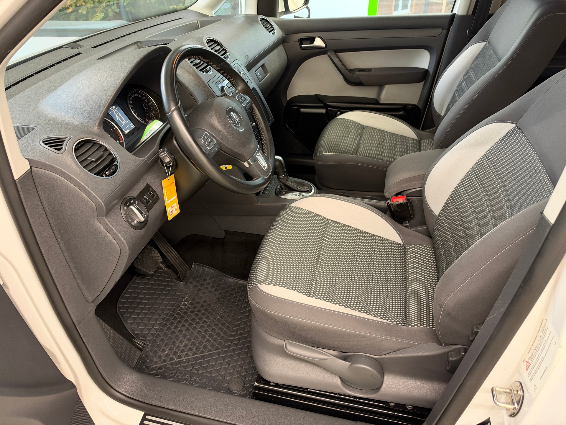 VW Cross Caddy 2.0 TDI 4Motion DSG-image-11