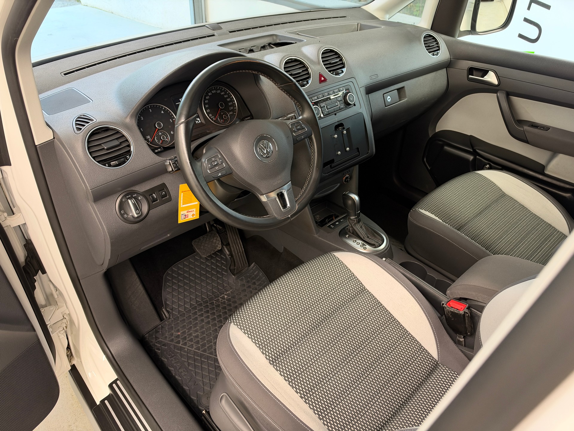 VW Cross Caddy 2.0 TDI 4Motion DSG-image-10